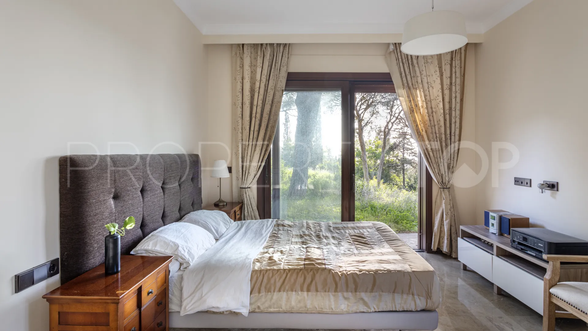 Se vende villa en Elviria con 6 dormitorios