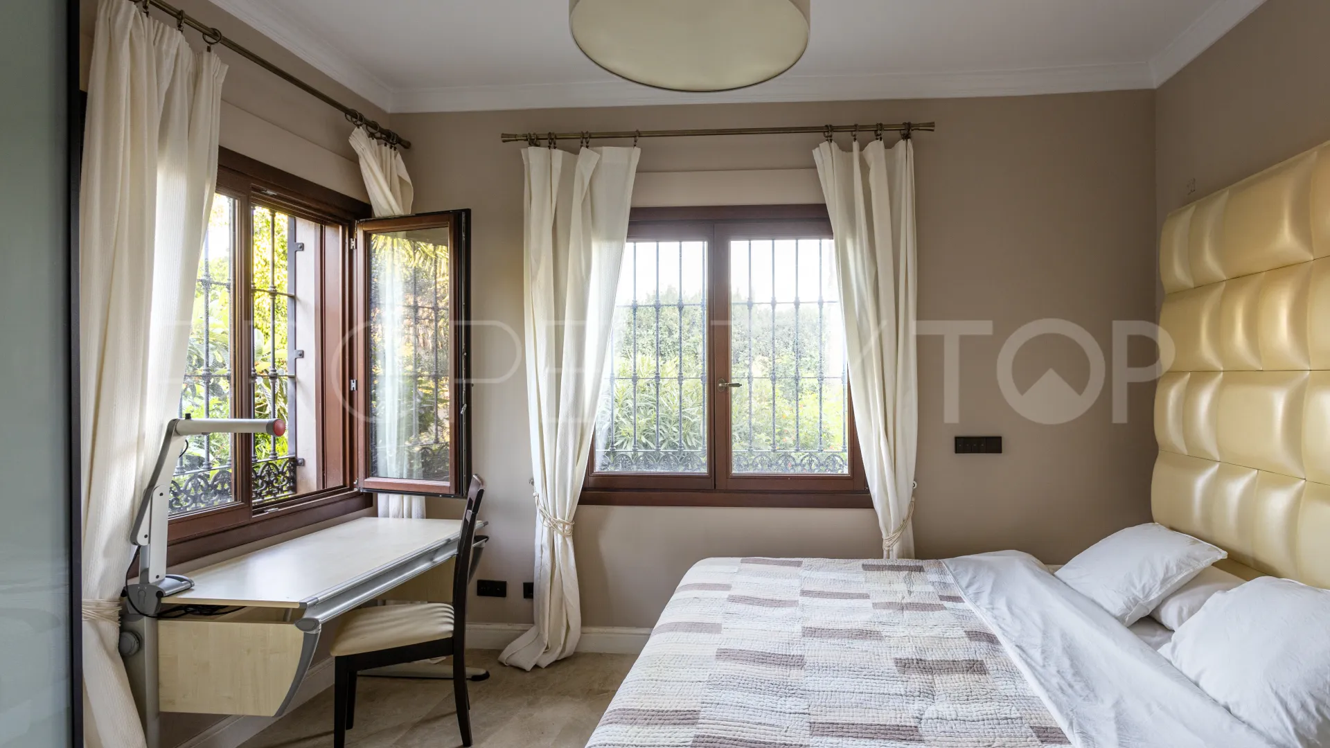 Se vende villa en Elviria con 6 dormitorios