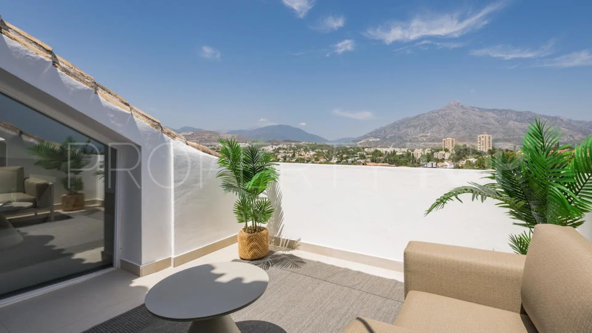Ático en venta con 3 dormitorios en Nueva Andalucia
