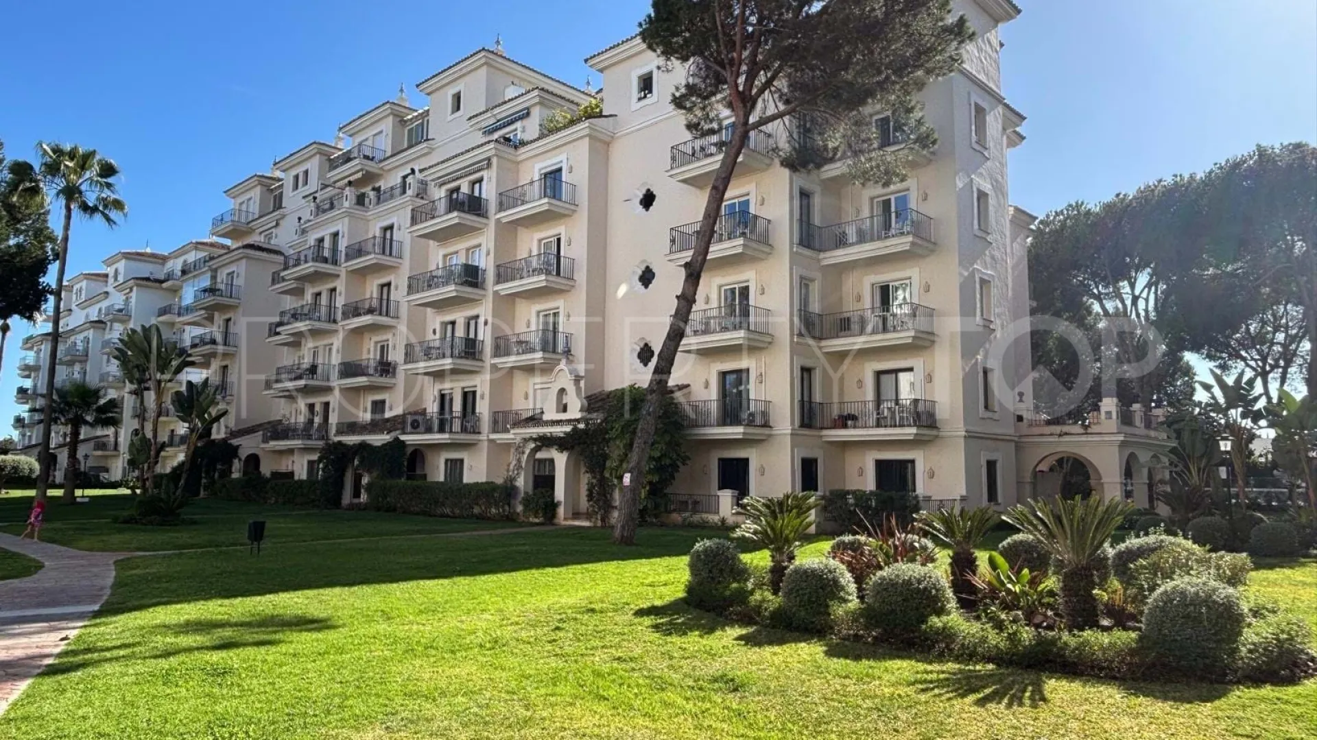 Apartamento con 3 dormitorios en venta en Nueva Andalucia