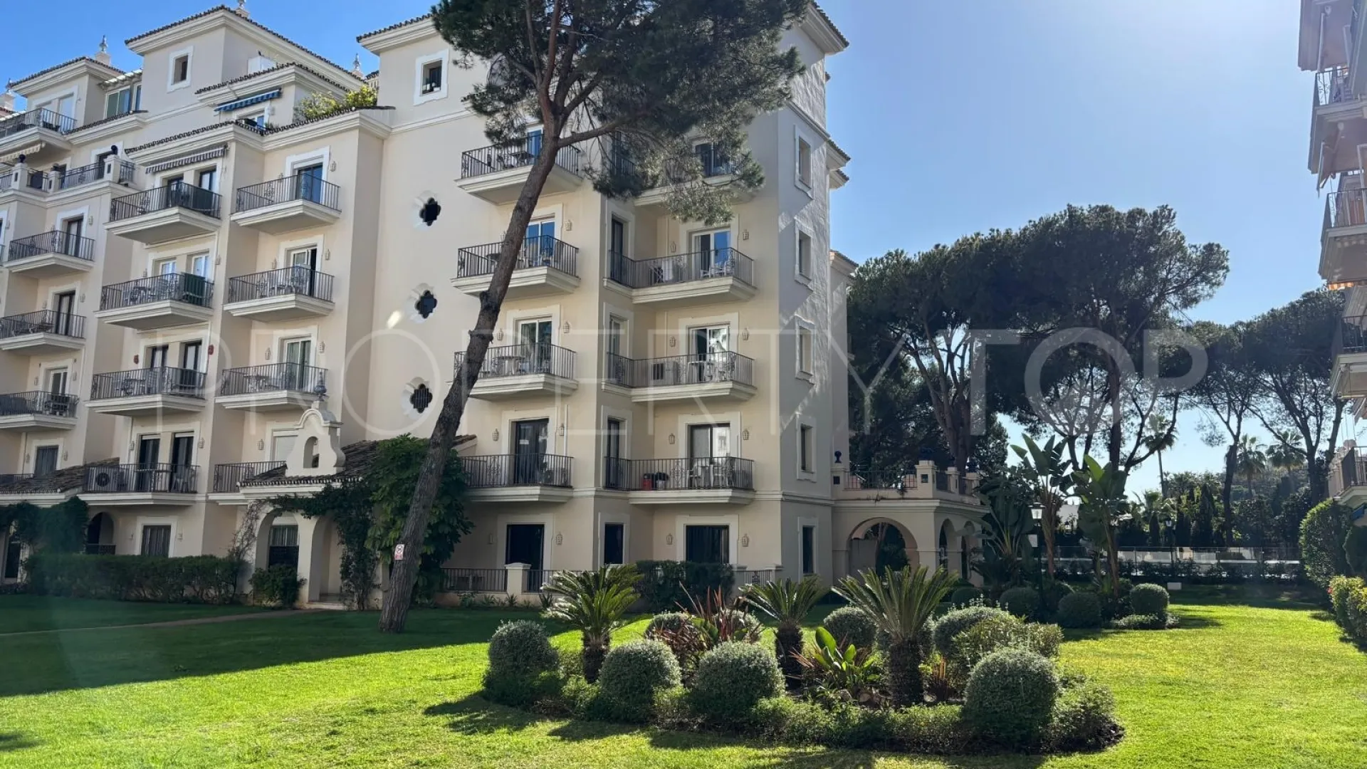 Apartamento con 3 dormitorios en venta en Nueva Andalucia