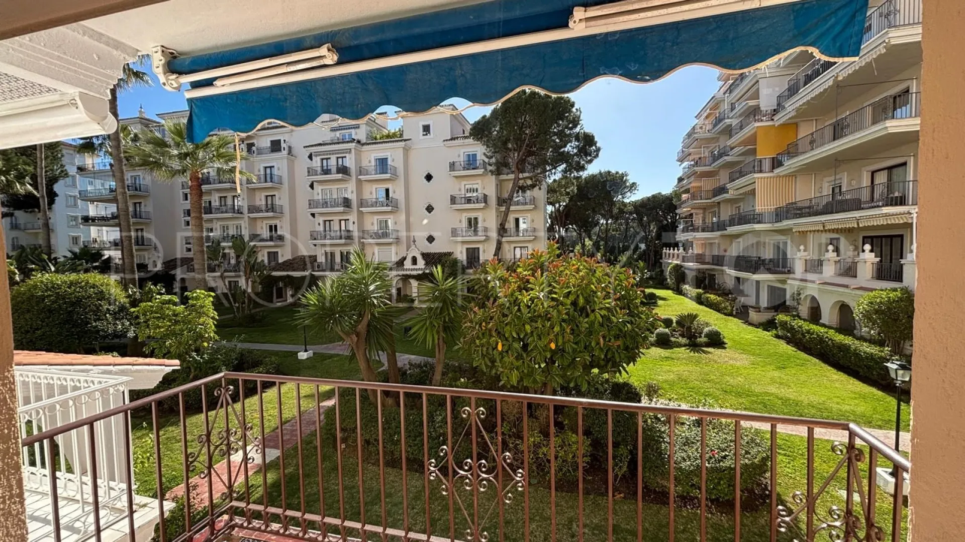 Apartamento con 3 dormitorios en venta en Nueva Andalucia