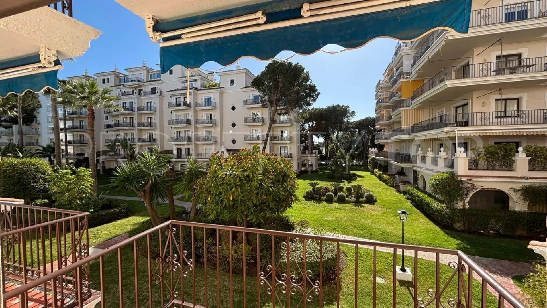 Apartamento con 3 dormitorios en venta en Nueva Andalucia