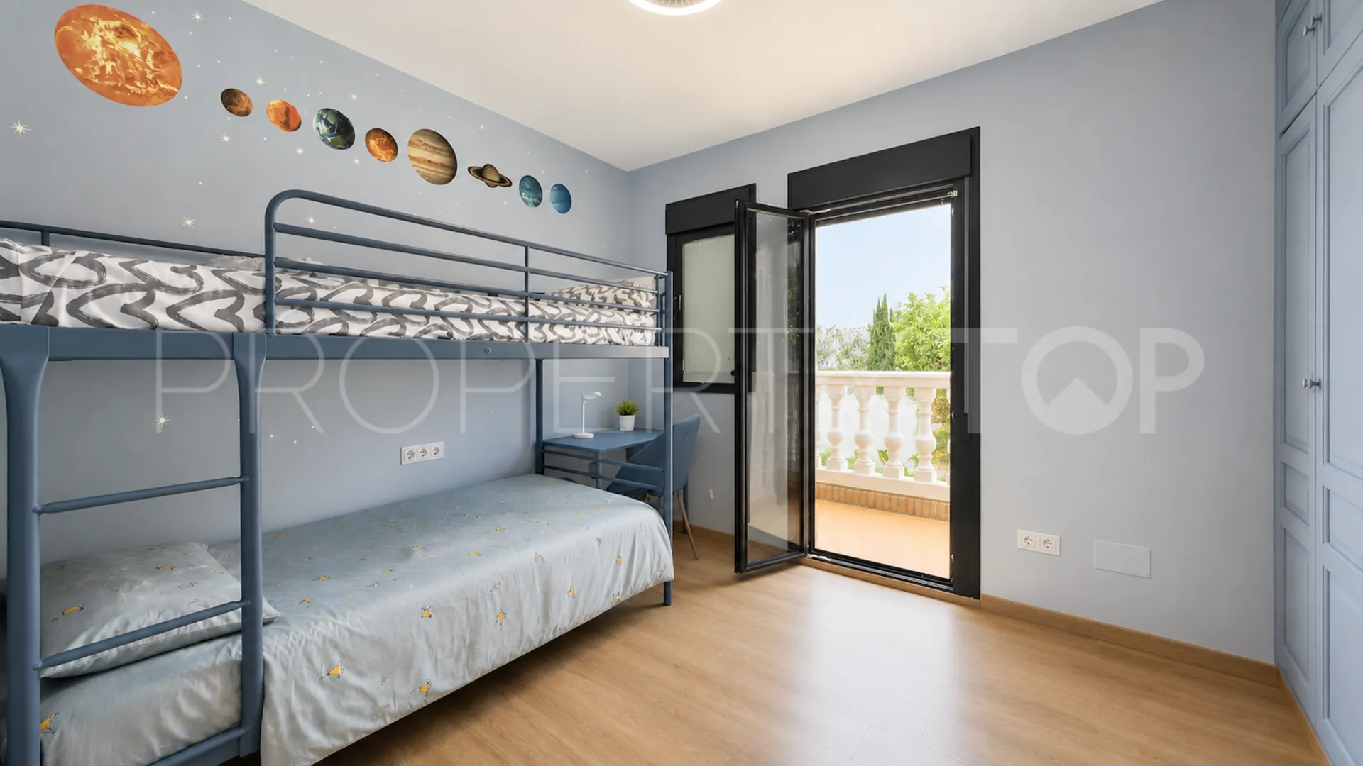 Se vende pareado en Nueva Andalucia de 9 dormitorios