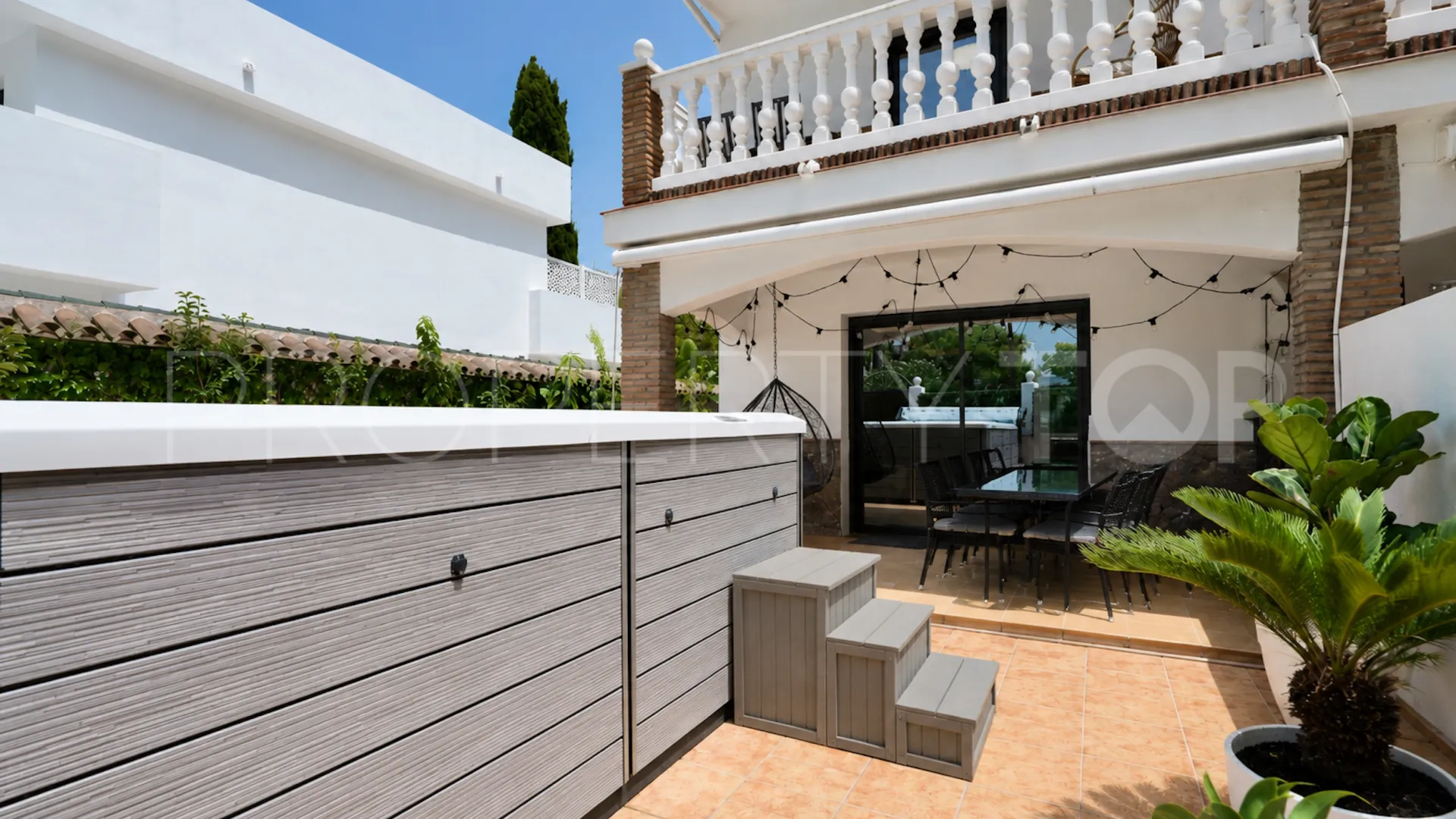 Se vende pareado en Nueva Andalucia de 9 dormitorios
