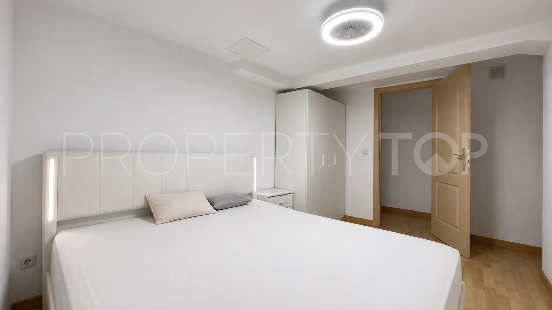 Se vende pareado en Nueva Andalucia de 9 dormitorios