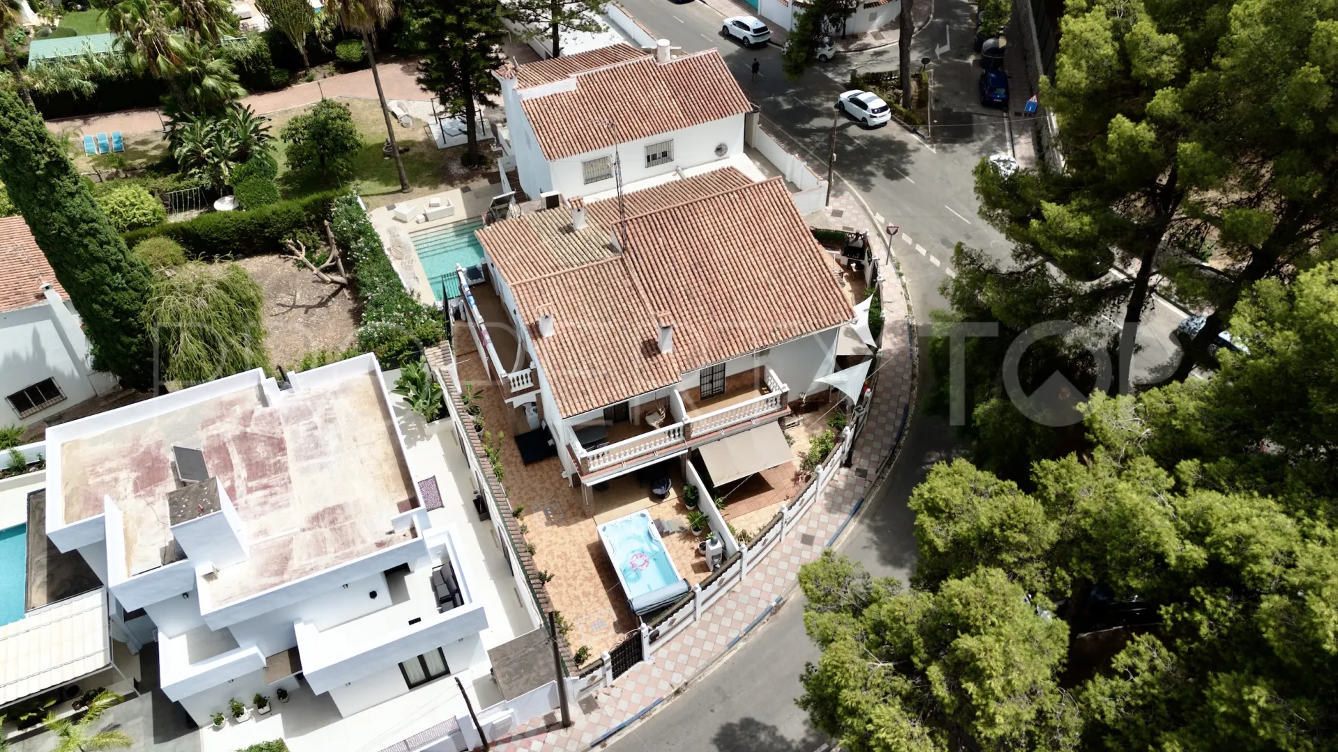 Se vende pareado en Nueva Andalucia de 9 dormitorios