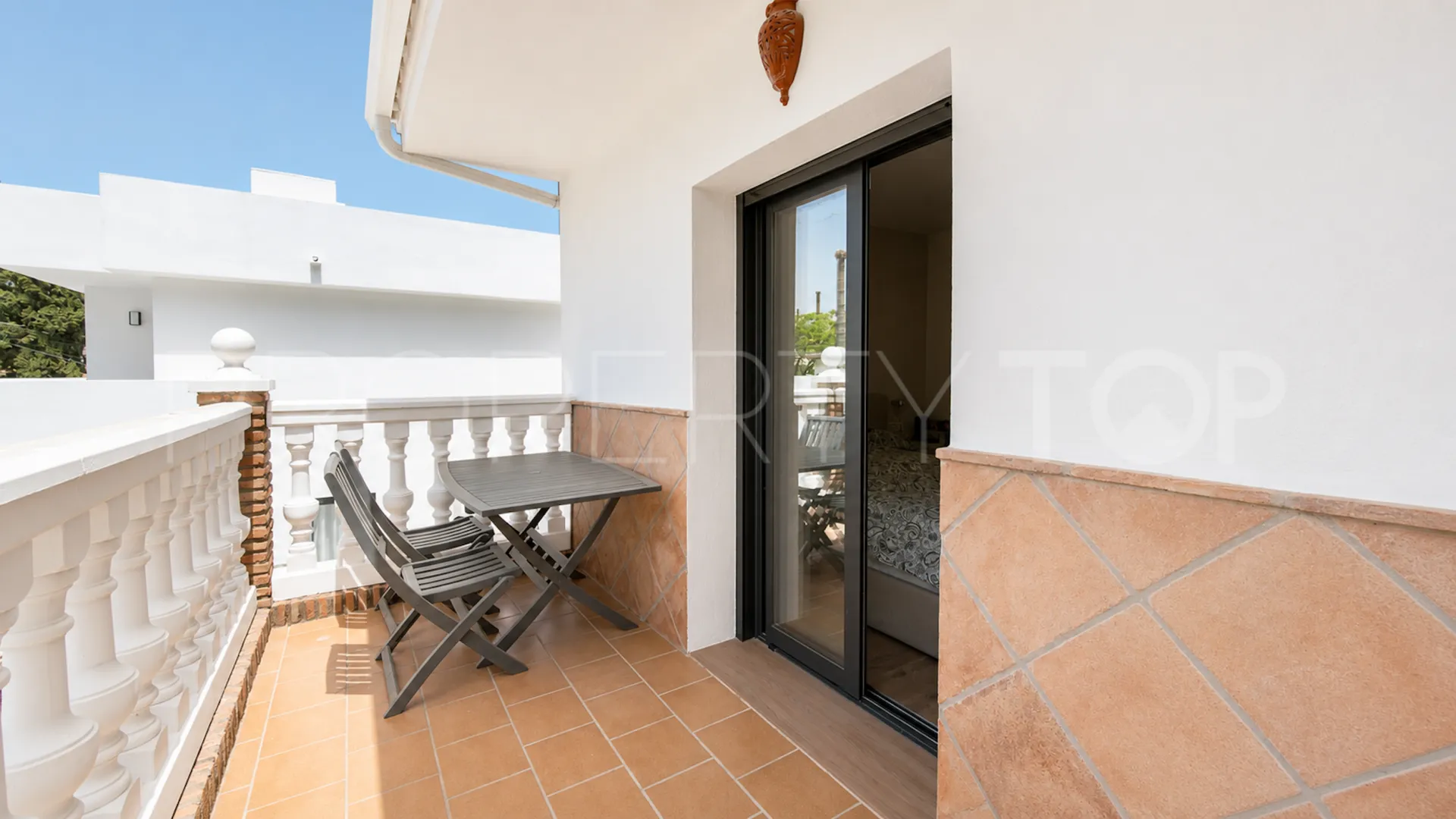 Se vende pareado en Nueva Andalucia de 9 dormitorios