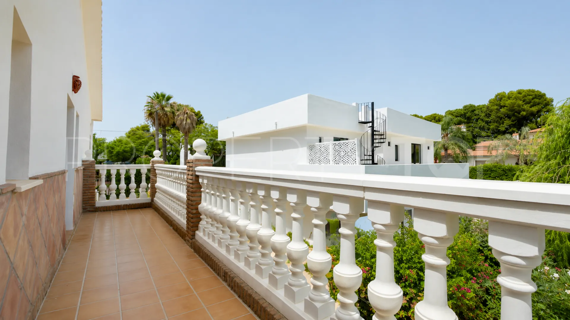 Se vende pareado en Nueva Andalucia de 9 dormitorios