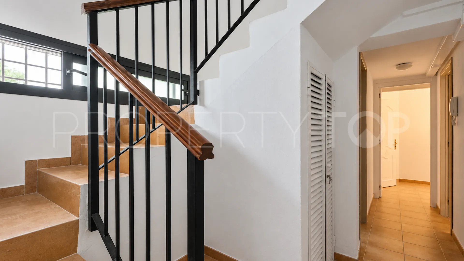 Se vende pareado en Nueva Andalucia de 9 dormitorios