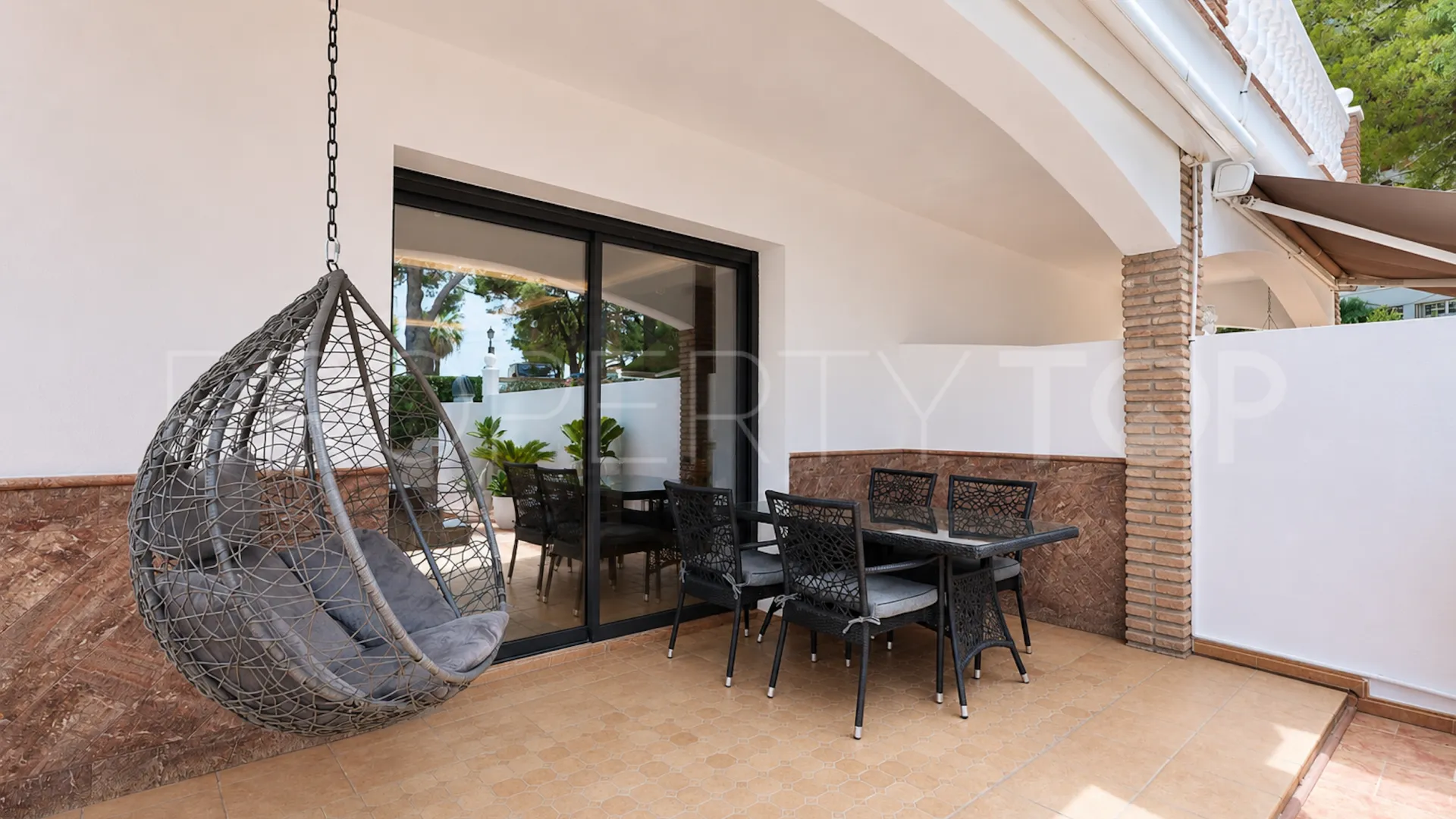 Se vende pareado en Nueva Andalucia de 9 dormitorios