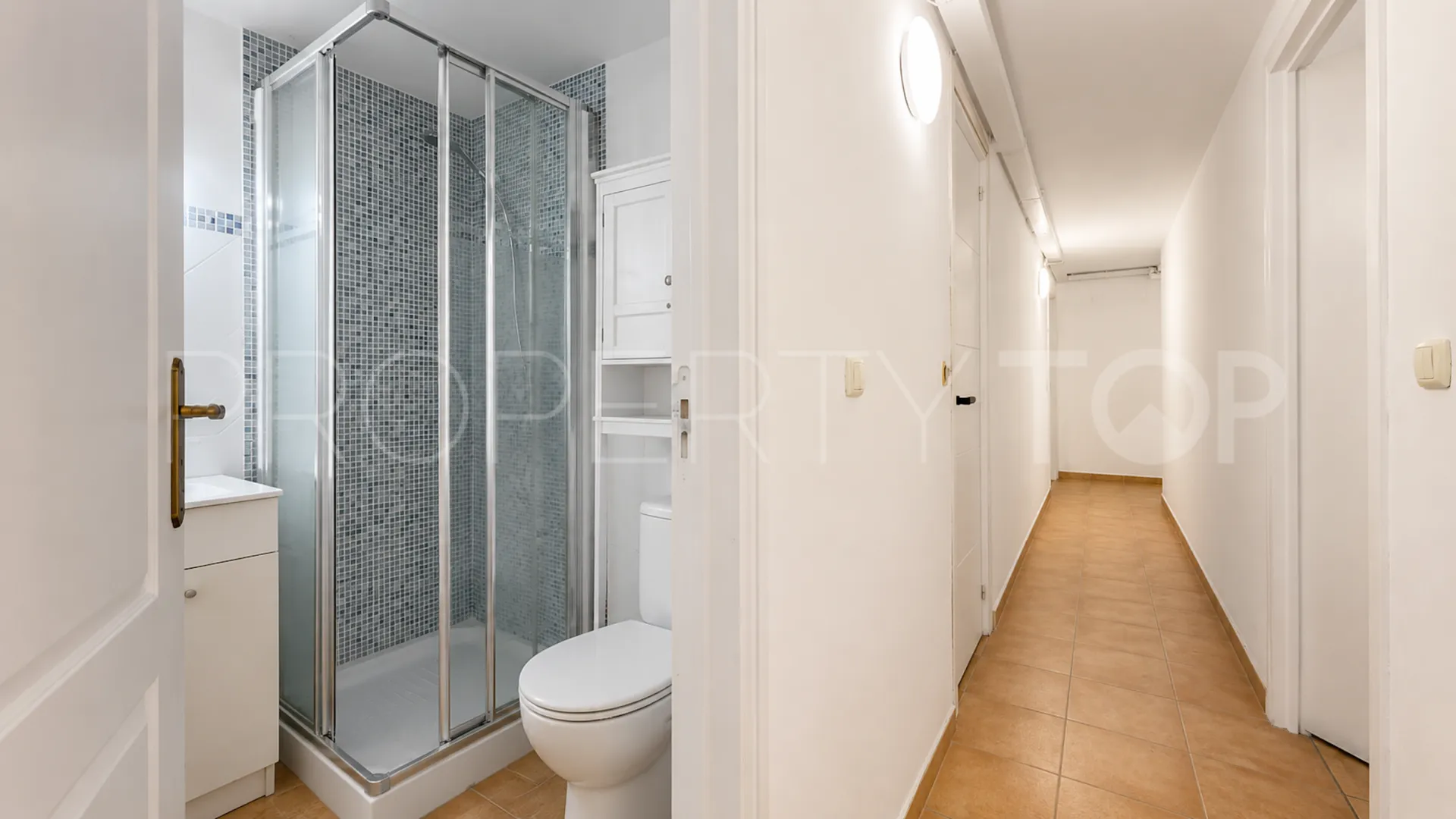 Se vende pareado en Nueva Andalucia de 9 dormitorios