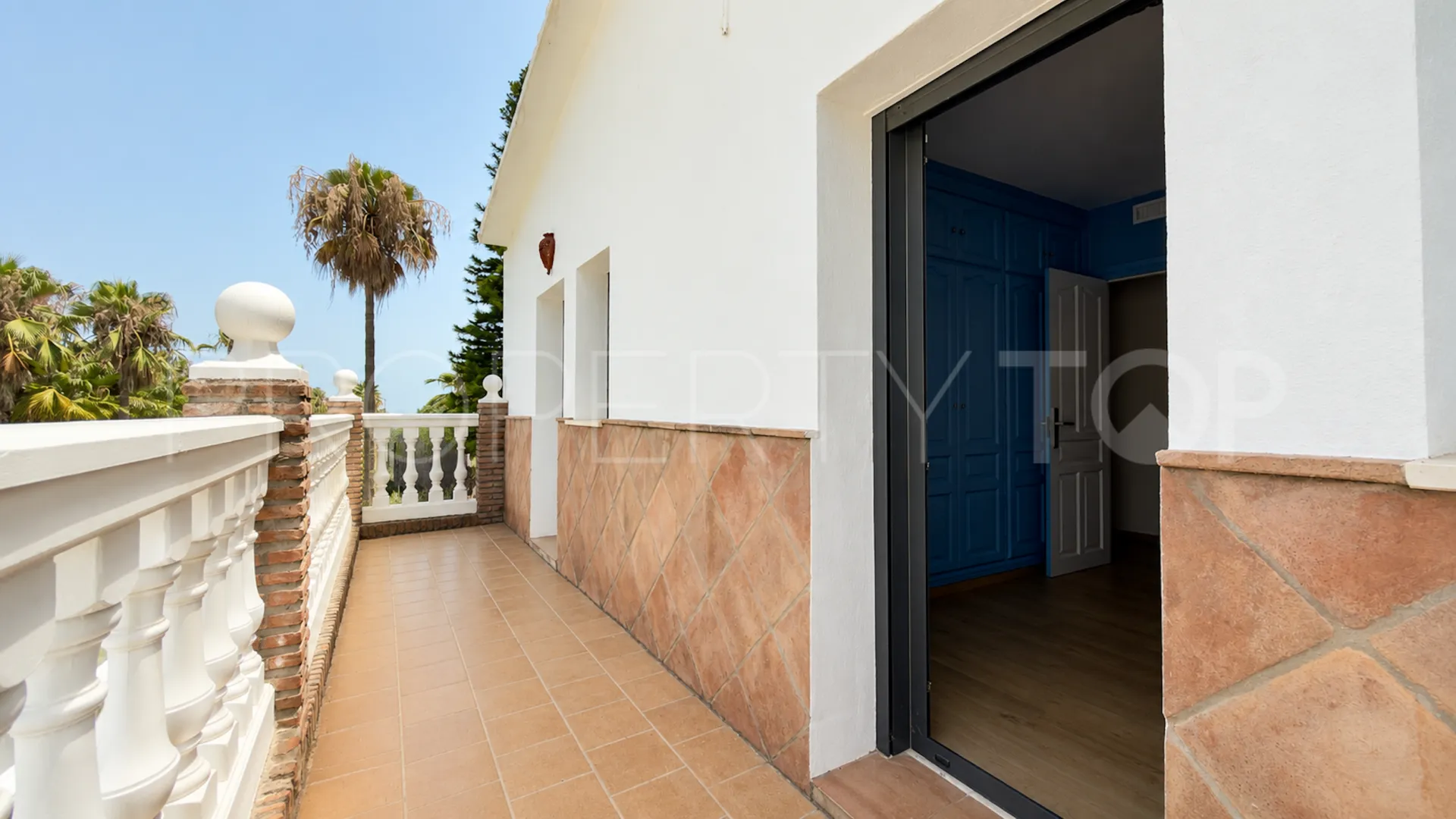 Se vende pareado en Nueva Andalucia de 9 dormitorios