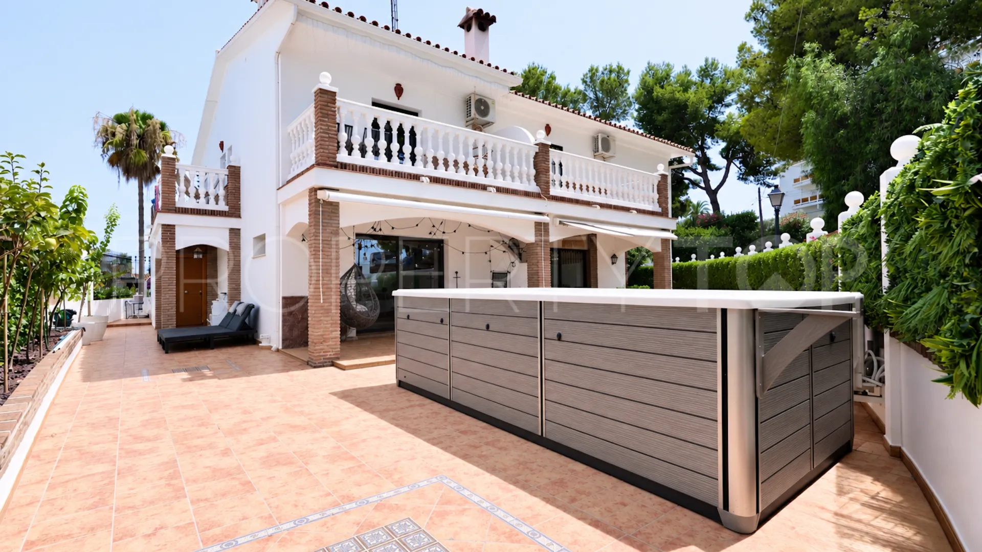 Se vende pareado en Nueva Andalucia de 9 dormitorios
