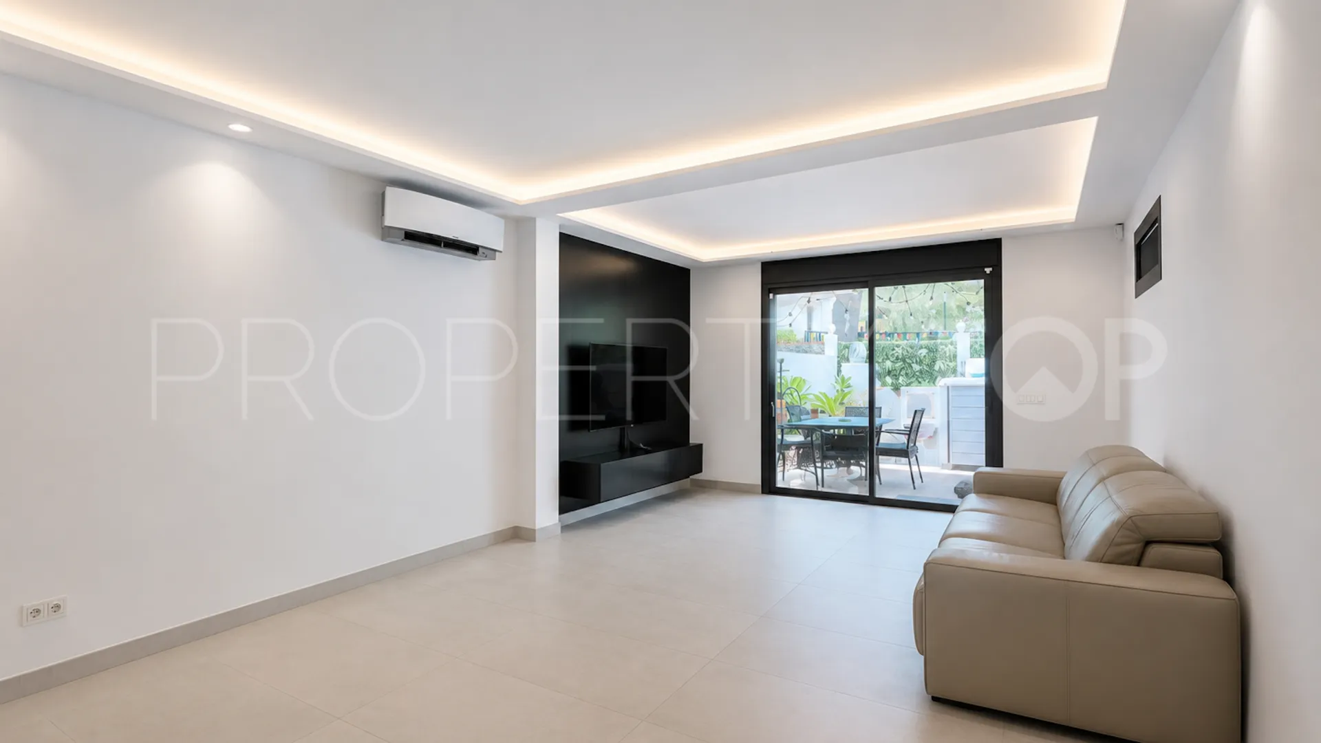 Se vende pareado en Nueva Andalucia de 9 dormitorios