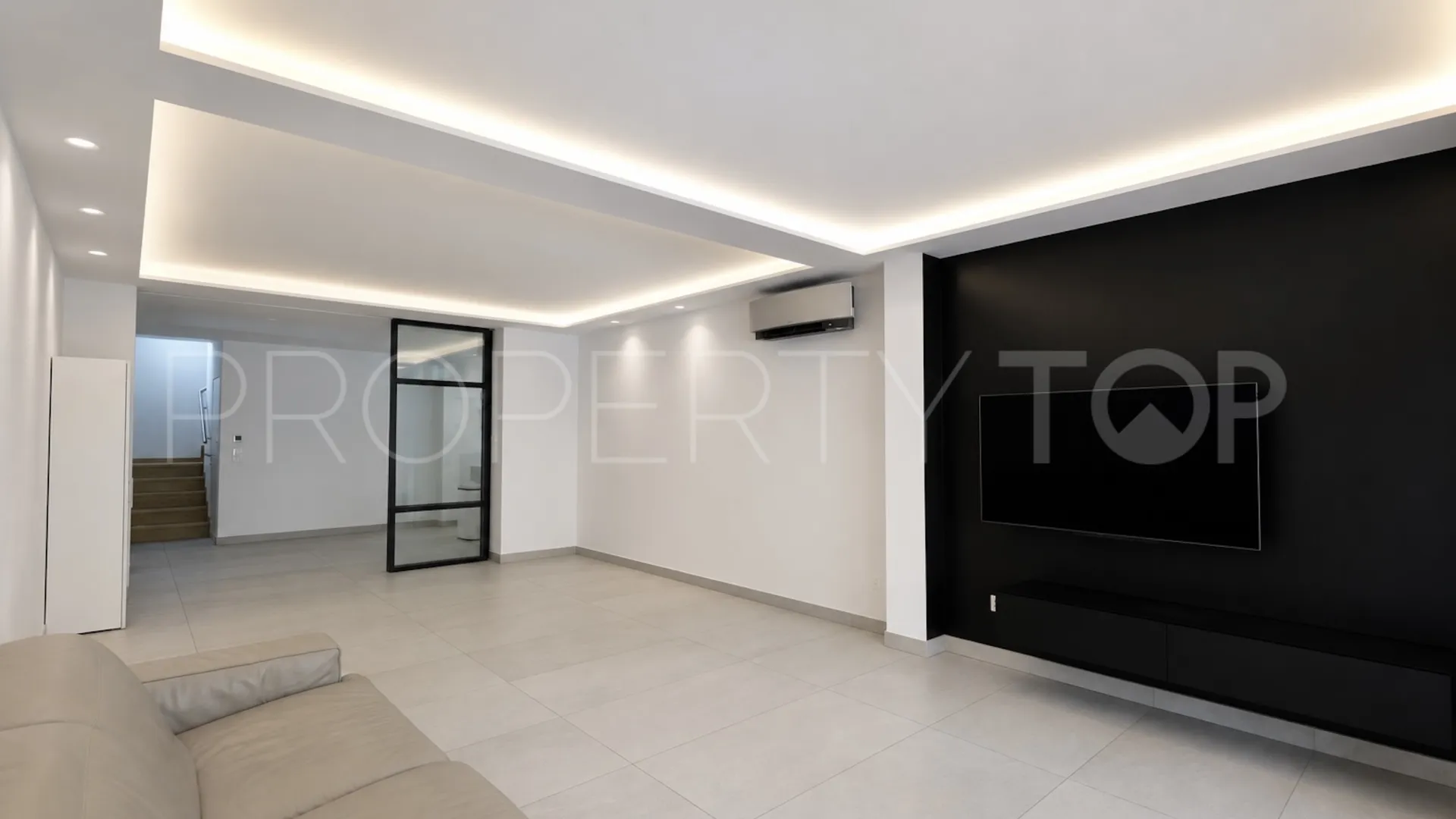Se vende pareado en Nueva Andalucia de 9 dormitorios