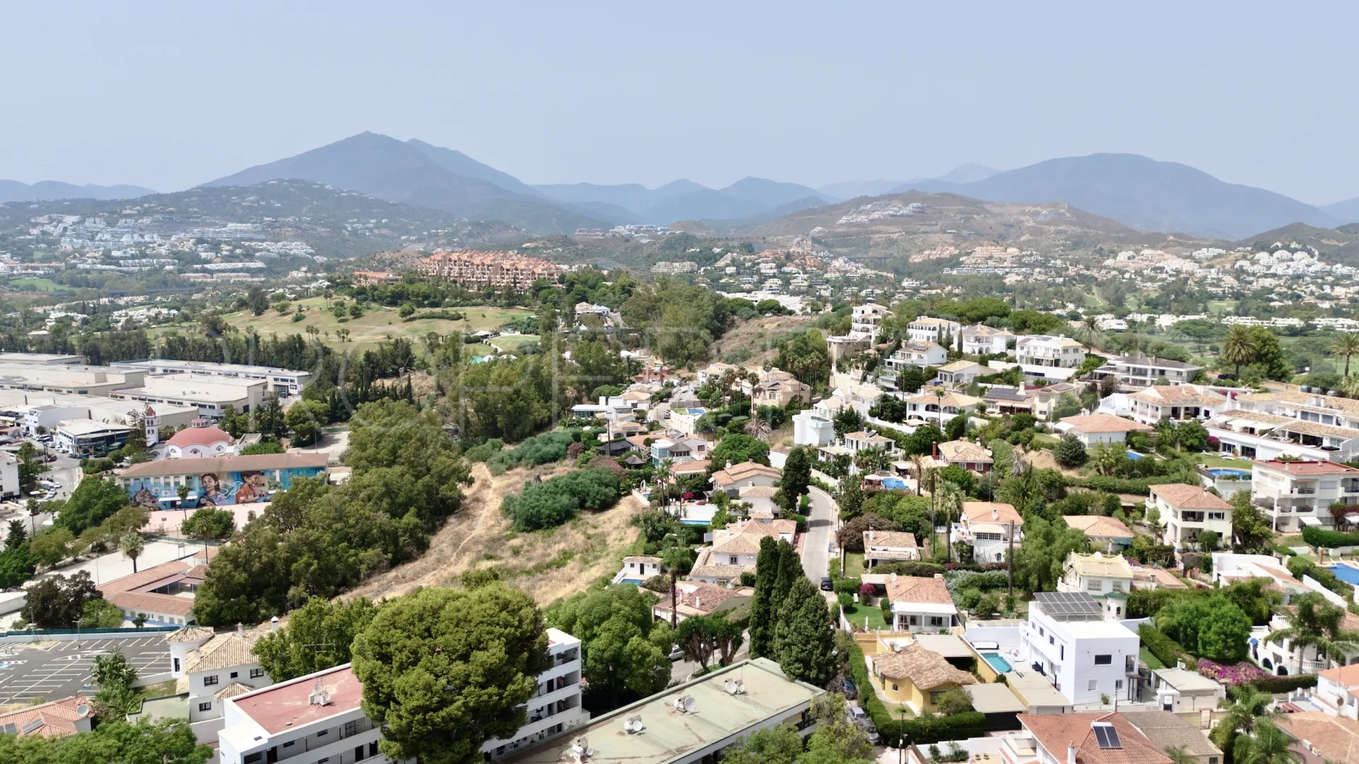 Se vende pareado en Nueva Andalucia de 9 dormitorios
