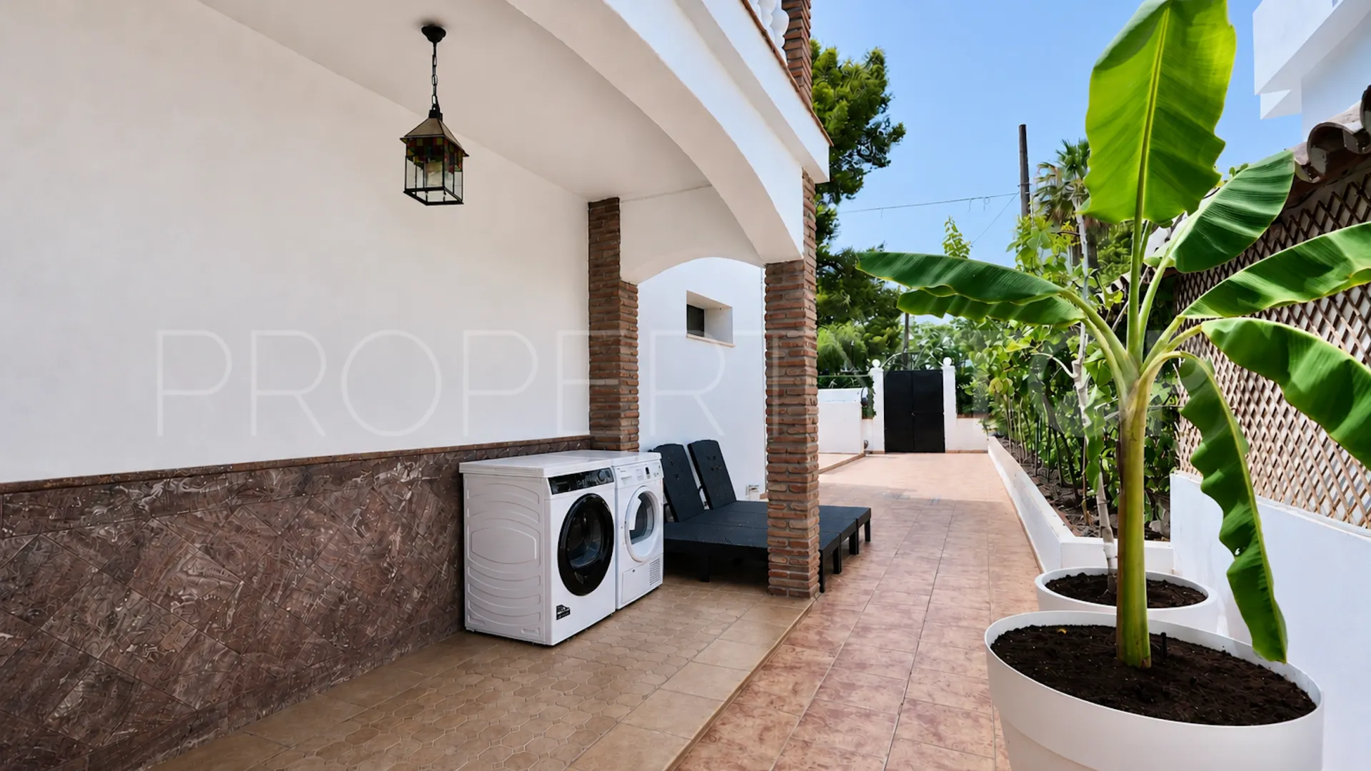 Se vende pareado en Nueva Andalucia de 9 dormitorios