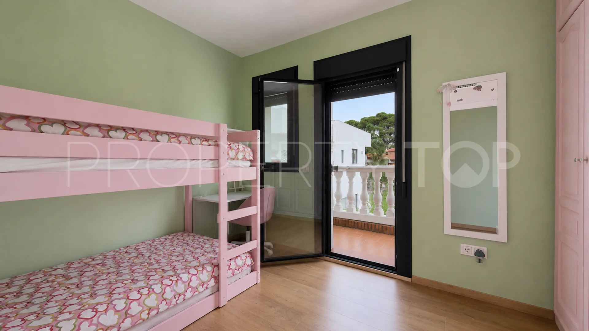 Se vende pareado en Nueva Andalucia de 9 dormitorios