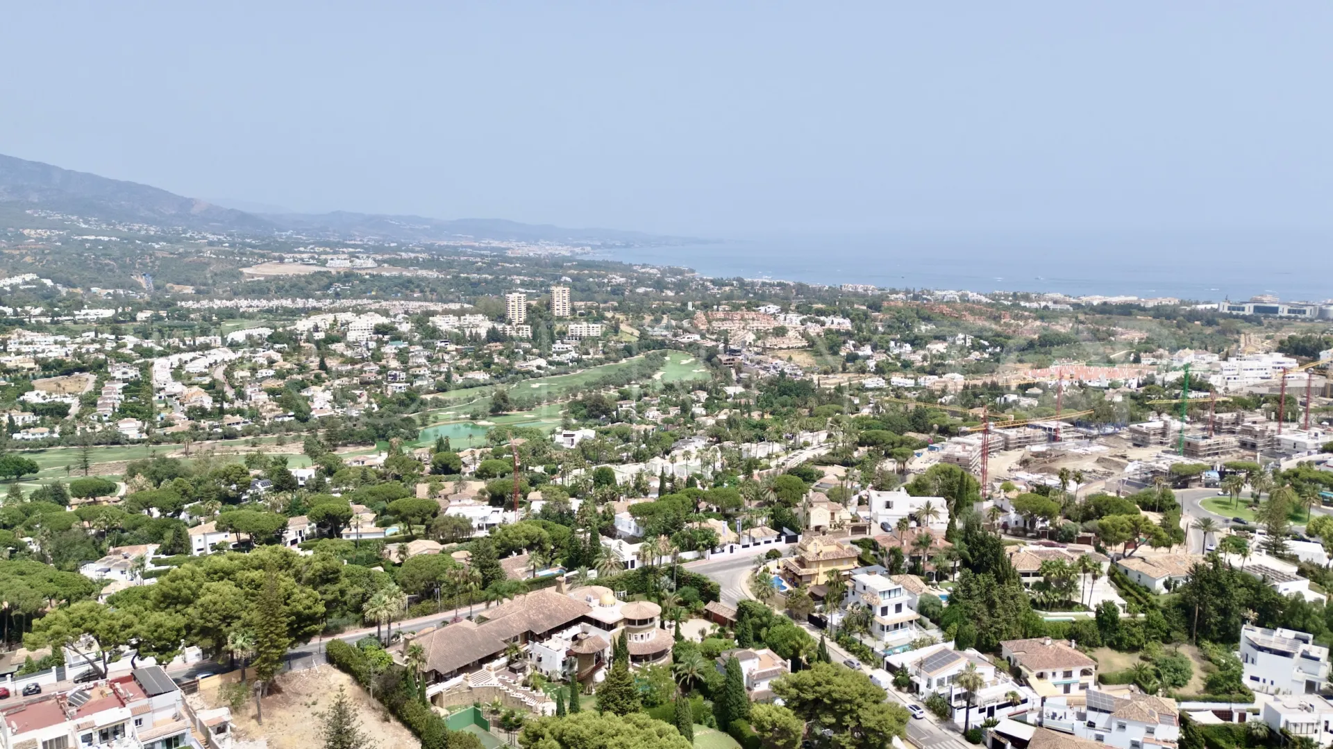 Se vende pareado en Nueva Andalucia de 9 dormitorios