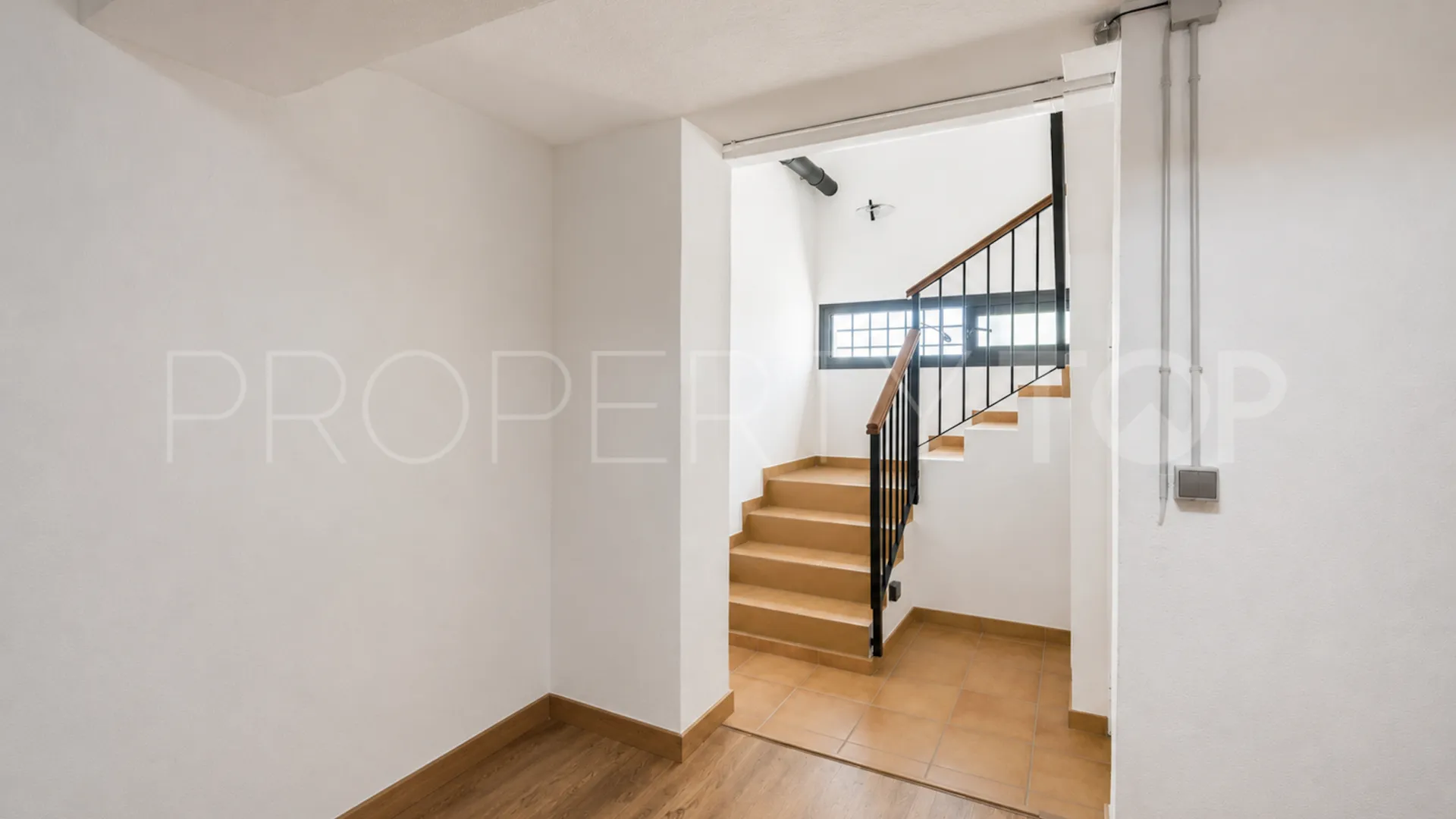 Se vende pareado en Nueva Andalucia de 9 dormitorios