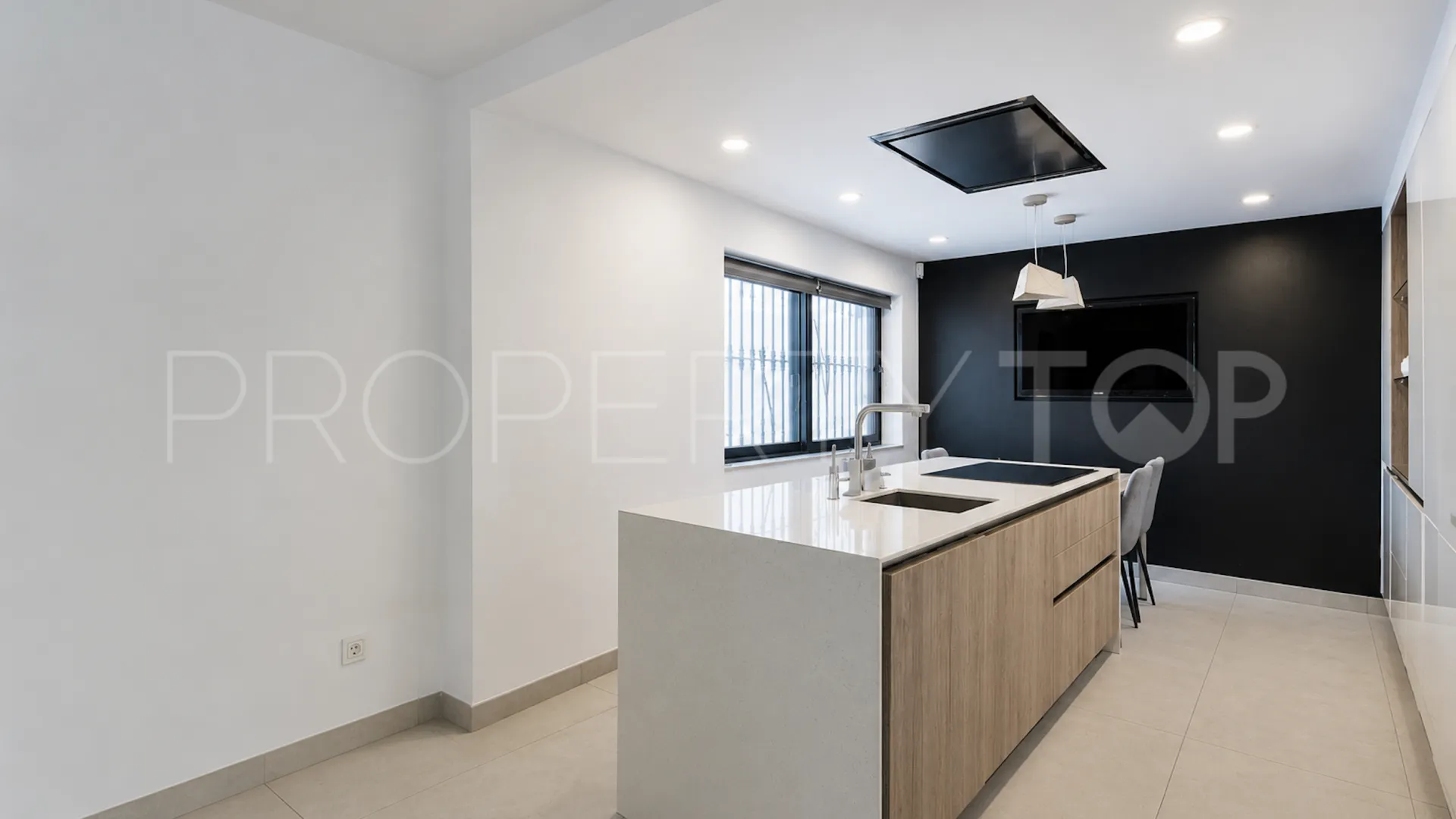 Se vende pareado en Nueva Andalucia de 9 dormitorios