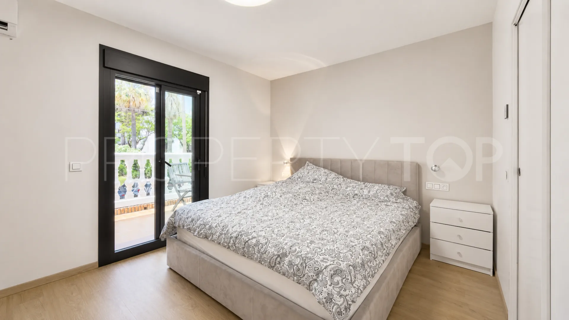 Se vende pareado en Nueva Andalucia de 9 dormitorios