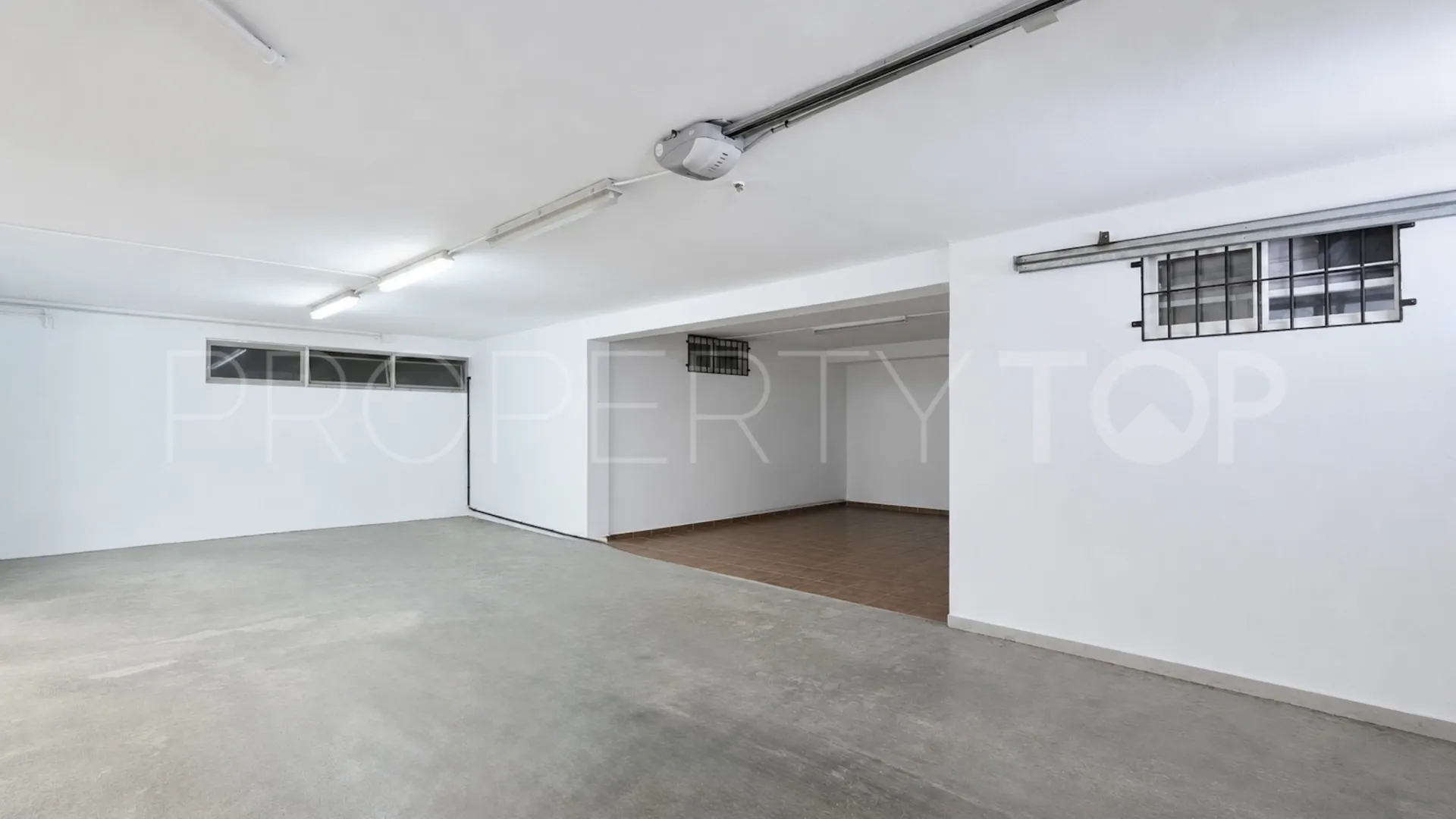 Se vende pareado en Nueva Andalucia de 9 dormitorios
