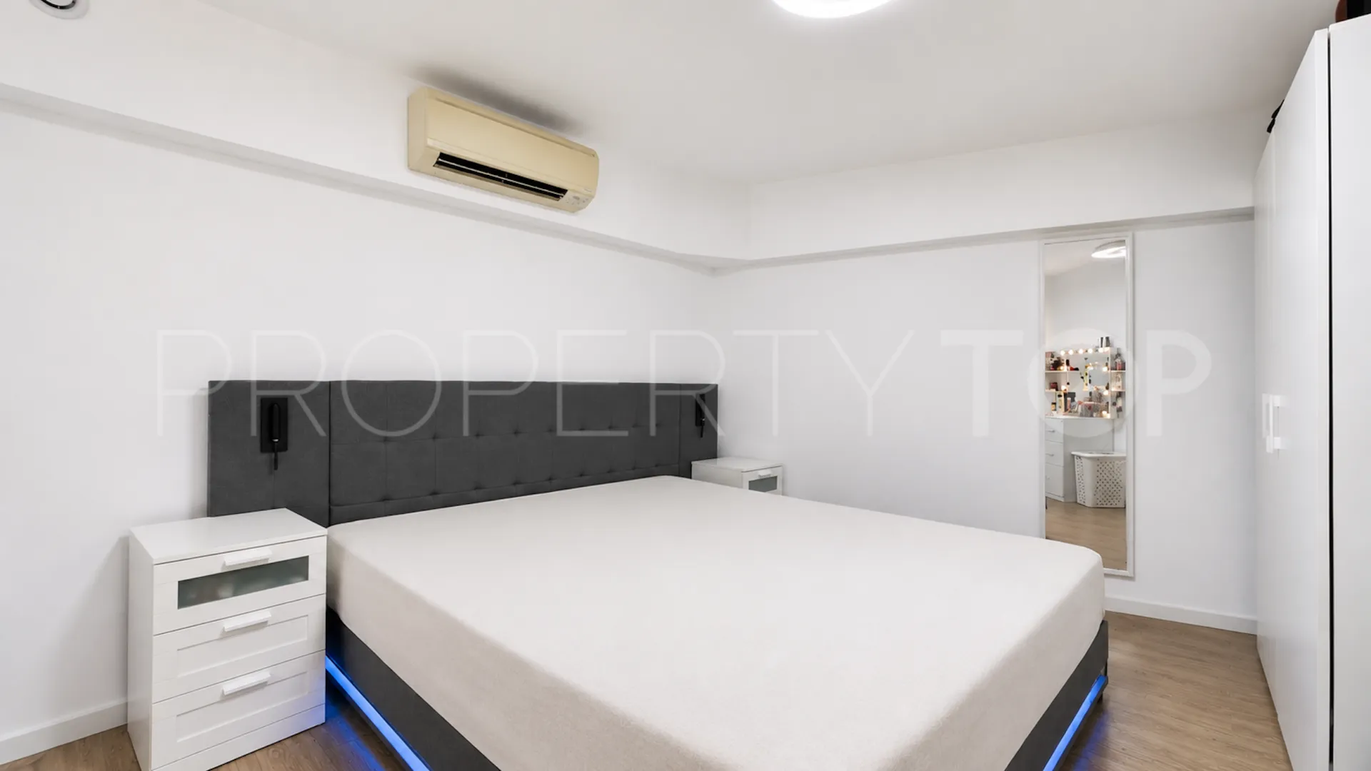 Se vende pareado en Nueva Andalucia de 9 dormitorios