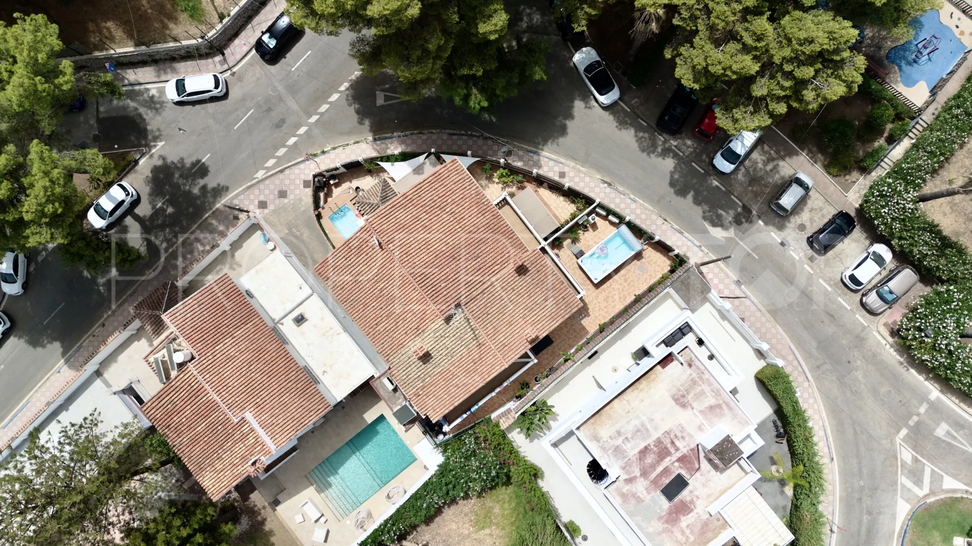 Se vende pareado en Nueva Andalucia de 9 dormitorios