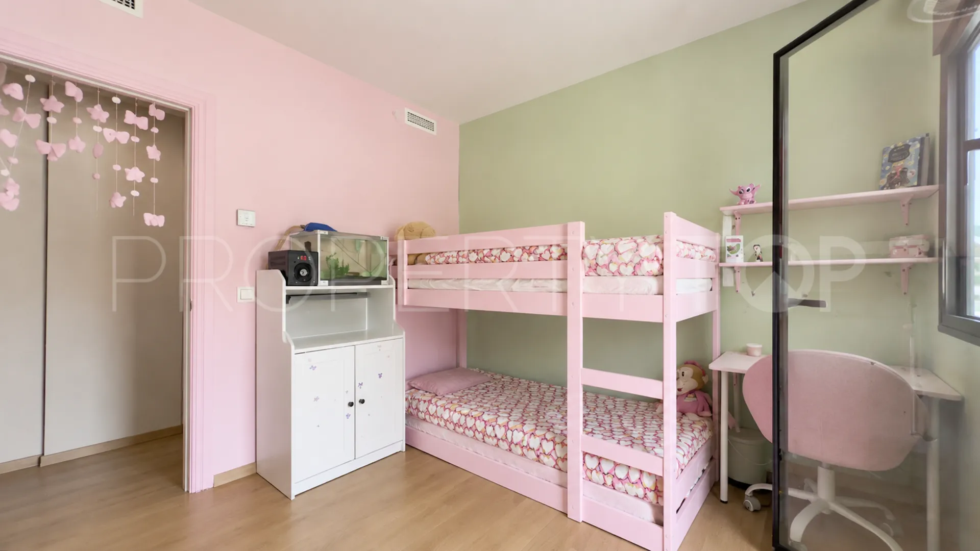 Se vende pareado en Nueva Andalucia de 9 dormitorios