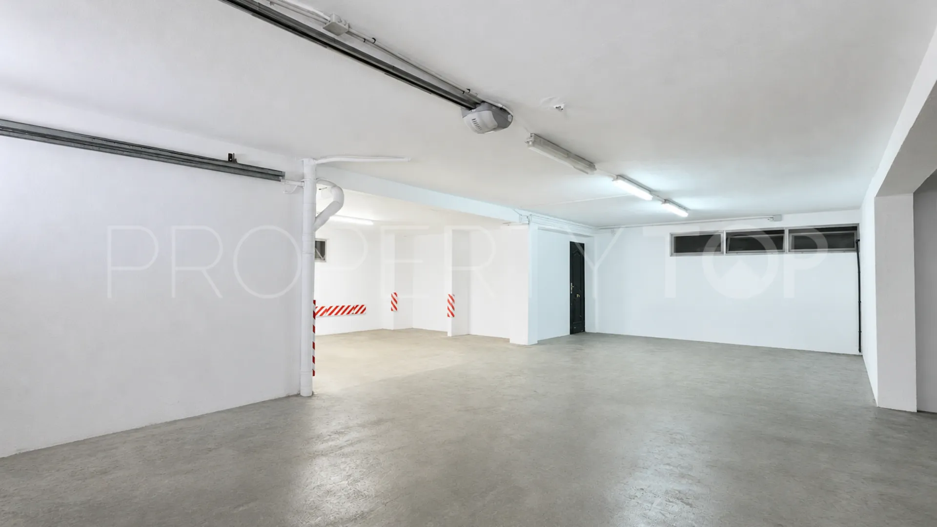 Se vende pareado en Nueva Andalucia de 9 dormitorios
