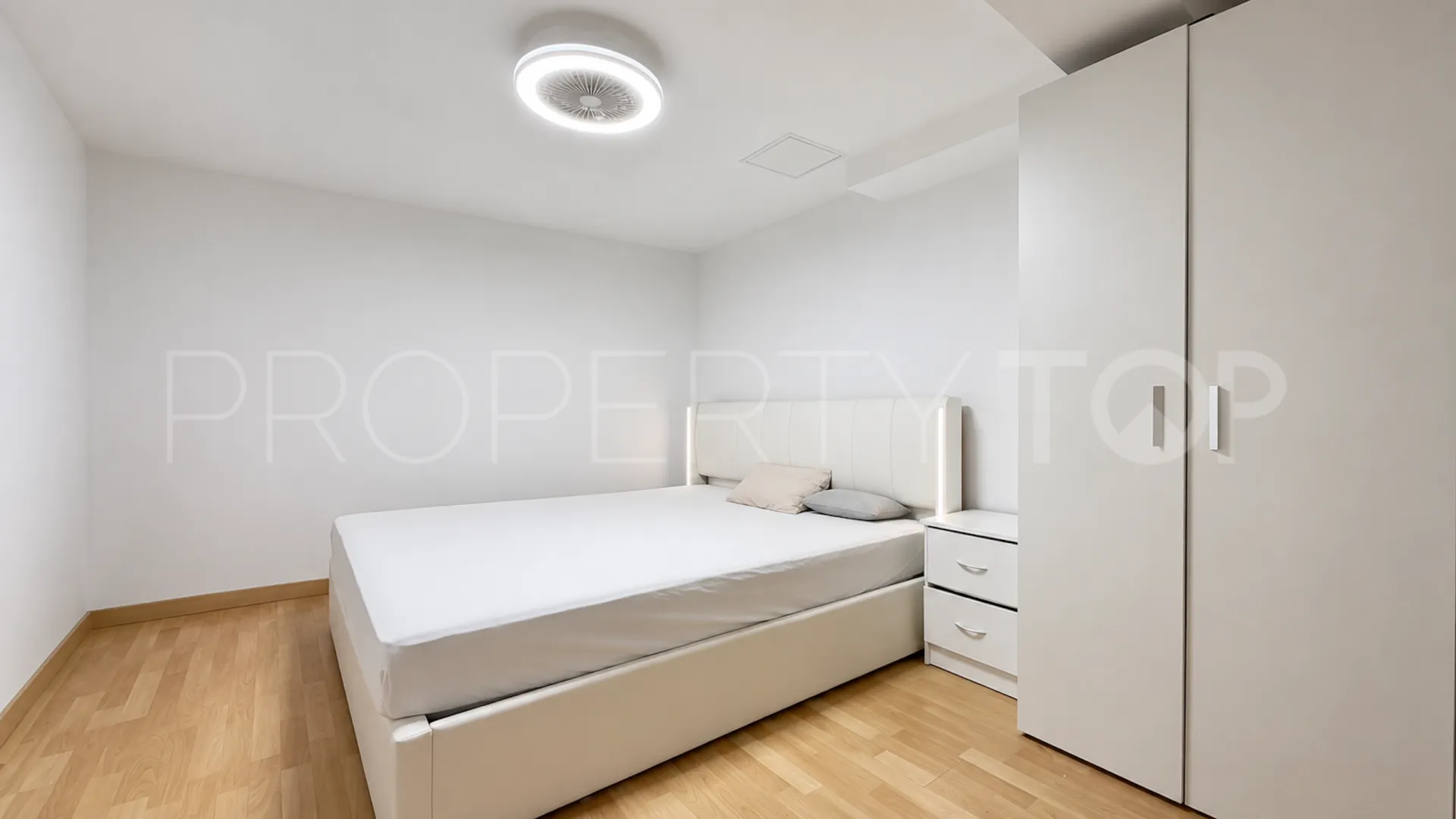 Se vende pareado en Nueva Andalucia de 9 dormitorios
