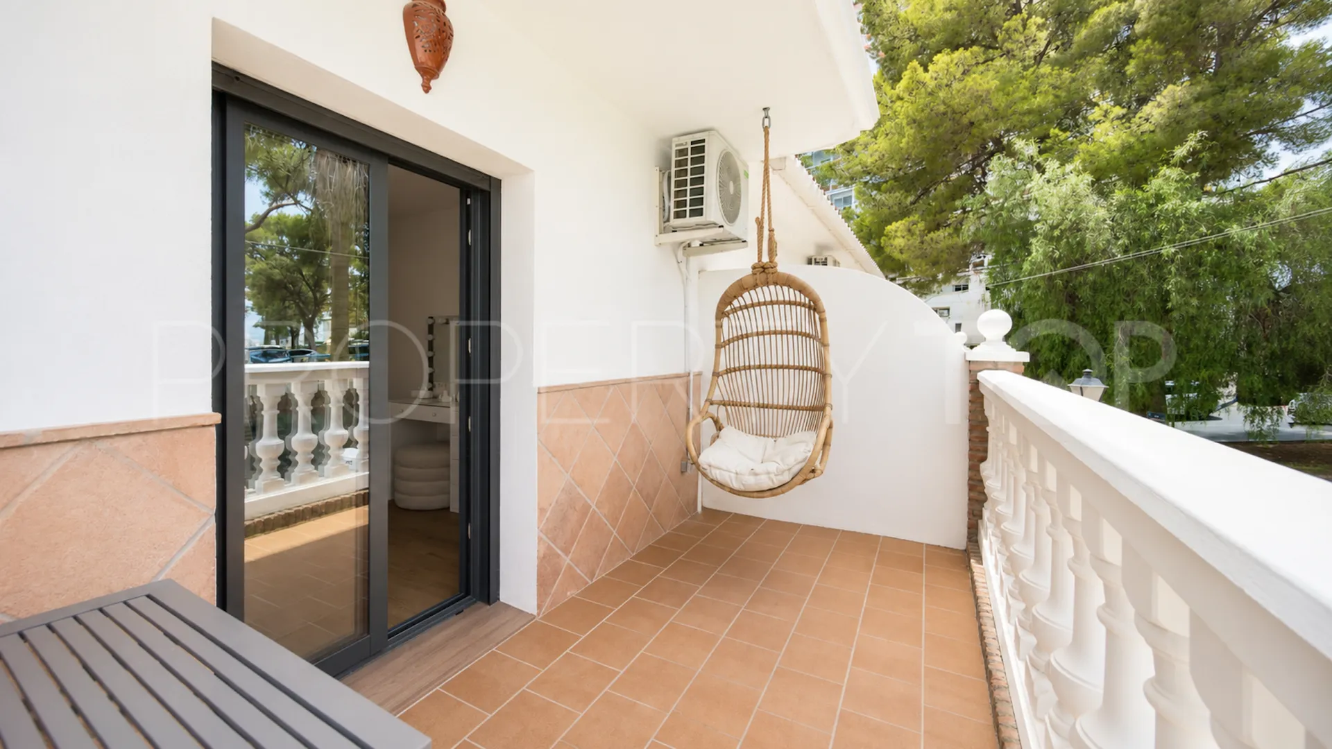 Se vende pareado en Nueva Andalucia de 9 dormitorios