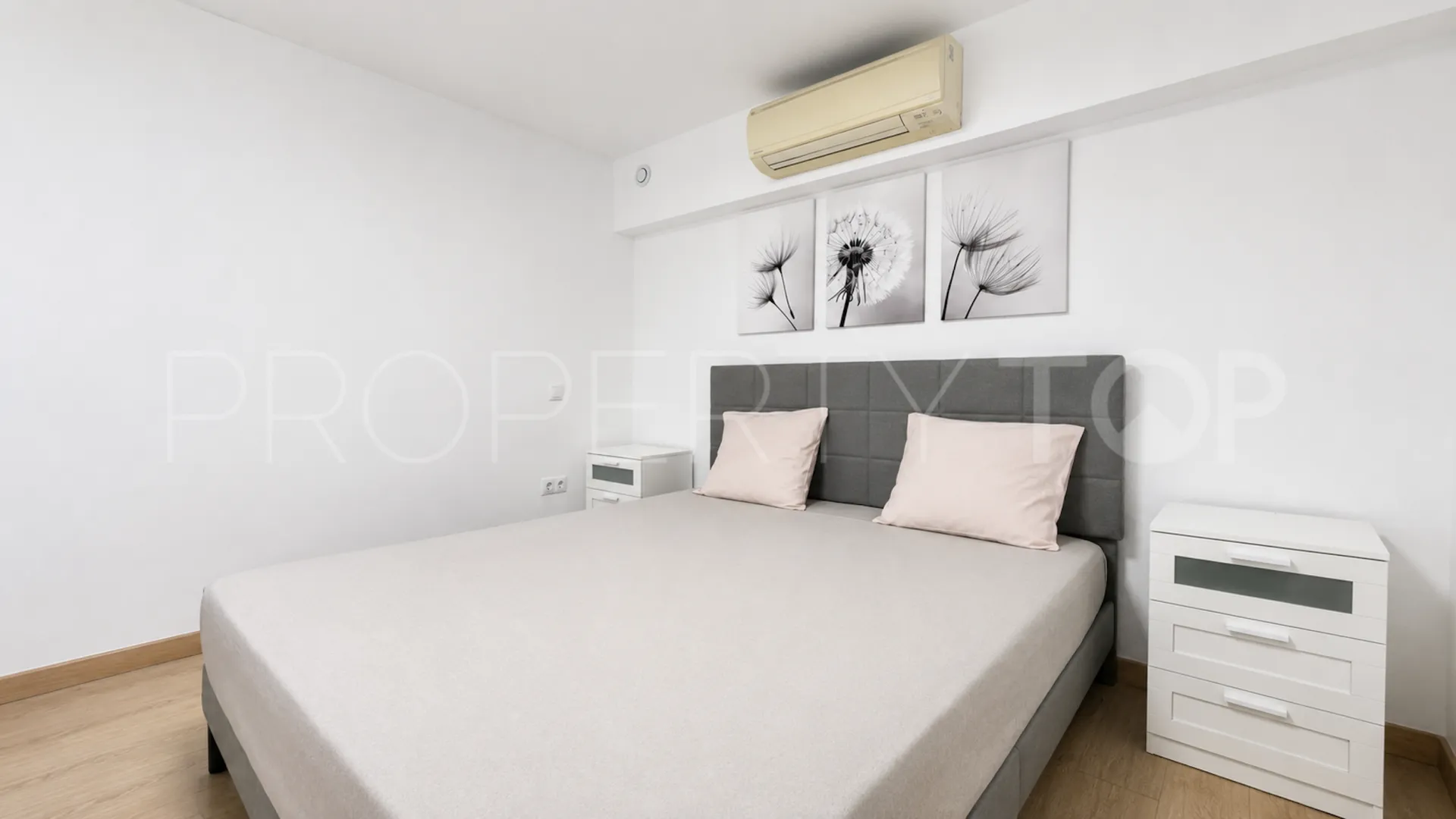 Se vende pareado en Nueva Andalucia de 9 dormitorios