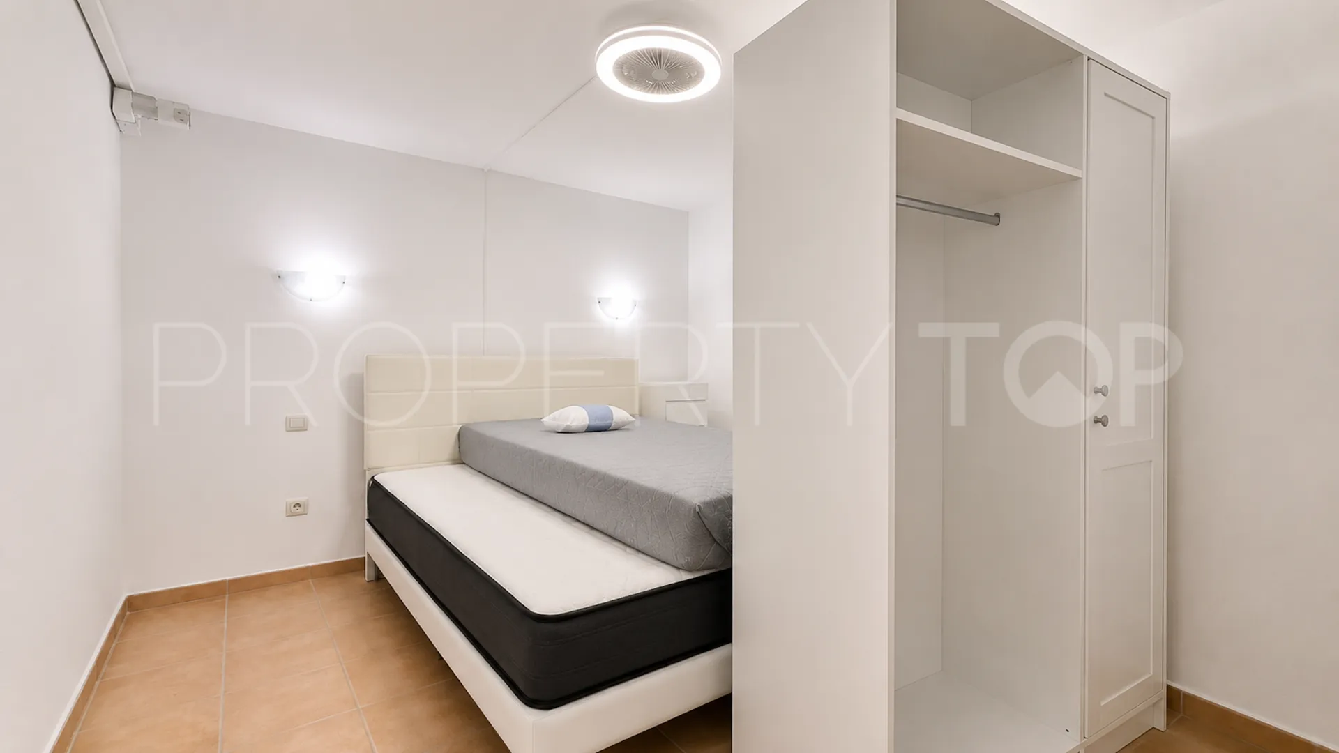 Se vende pareado en Nueva Andalucia de 9 dormitorios