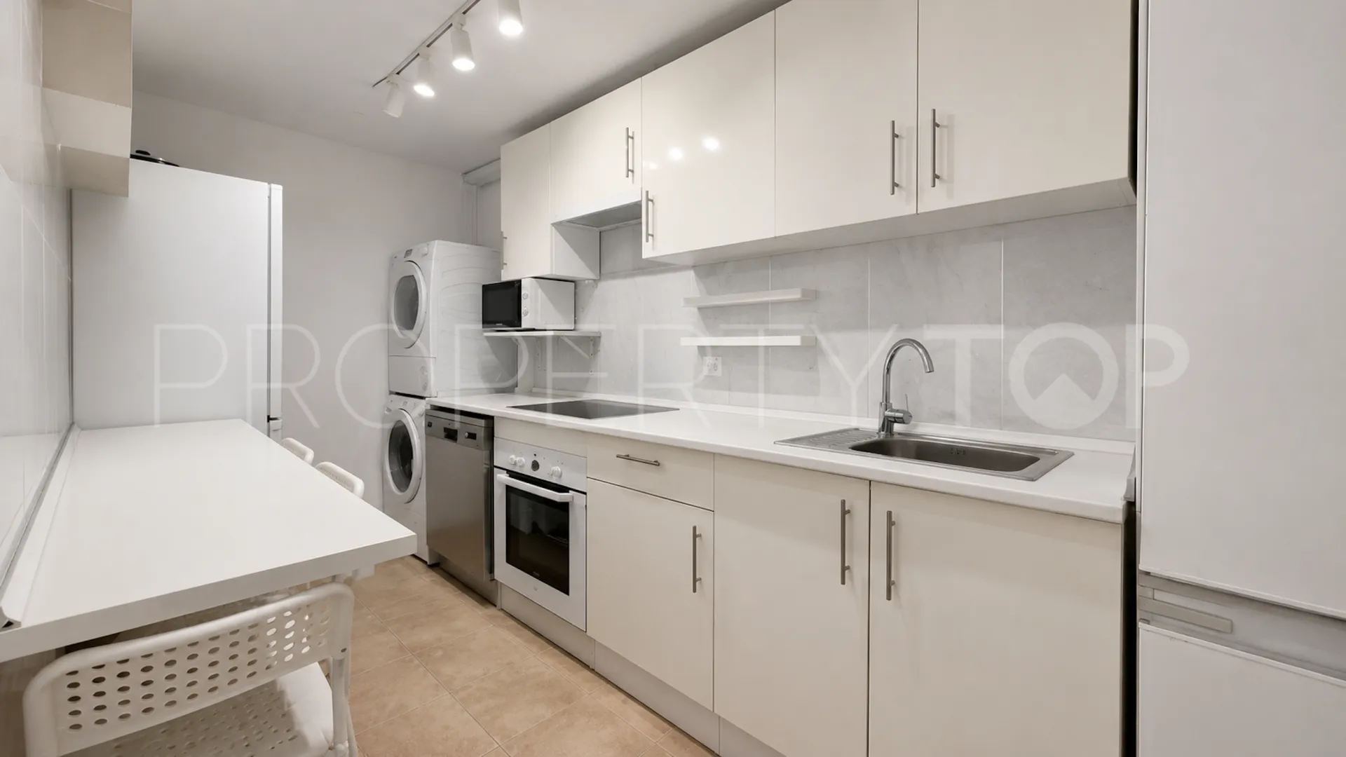 Se vende pareado en Nueva Andalucia de 9 dormitorios
