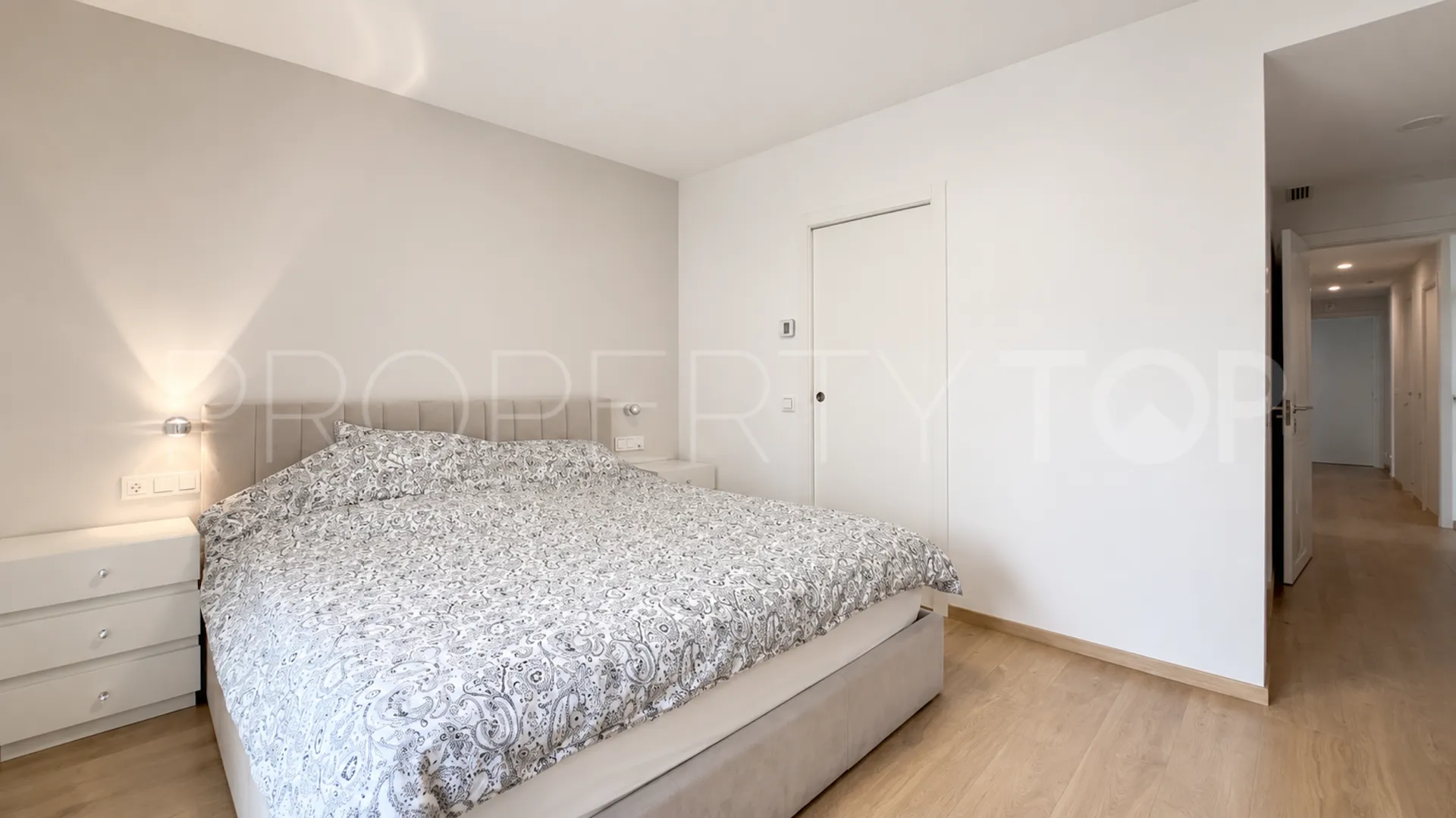 Se vende pareado en Nueva Andalucia de 9 dormitorios