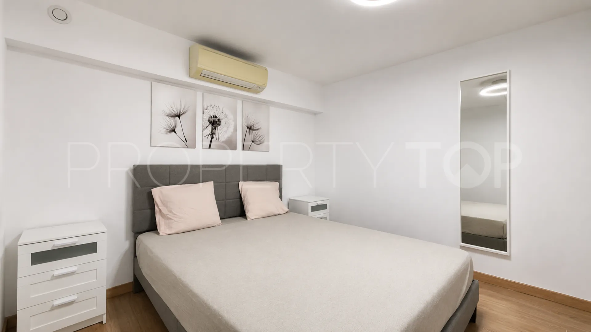 Se vende pareado en Nueva Andalucia de 9 dormitorios
