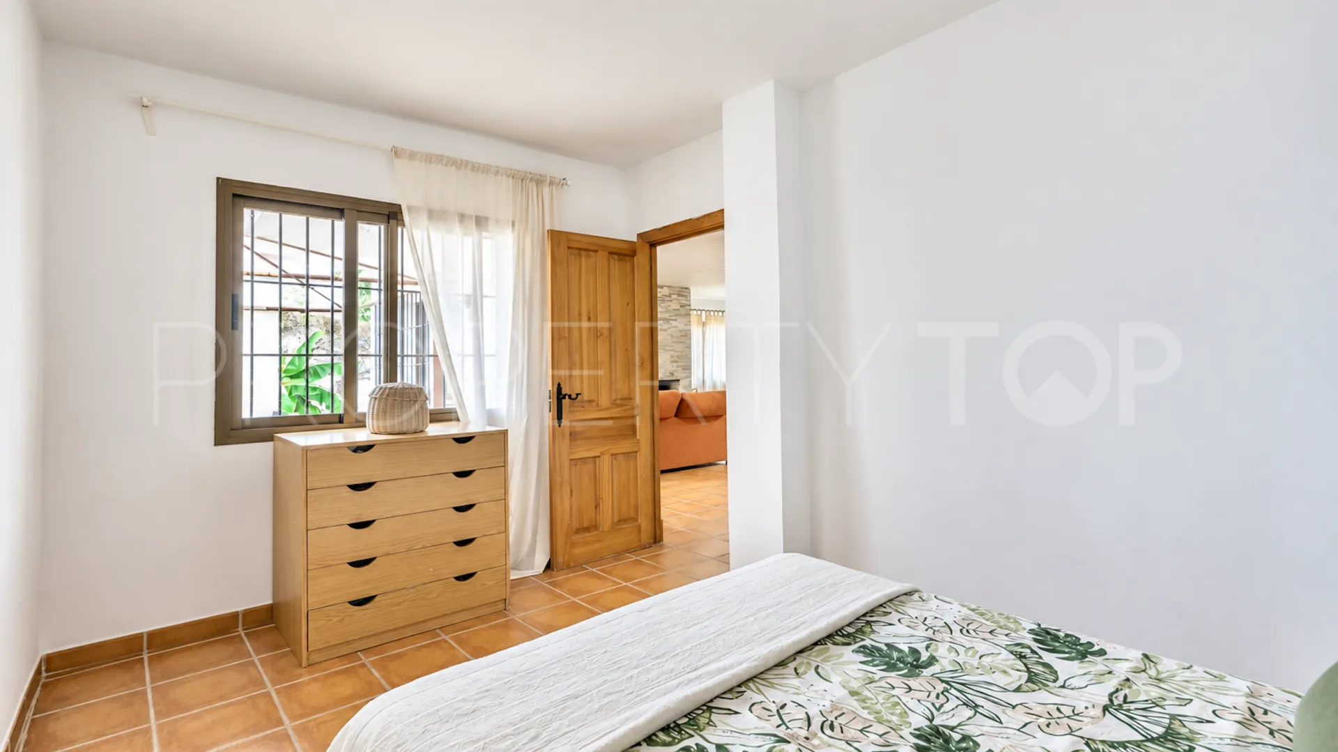 Comprar villa con 5 dormitorios en Marbella Este