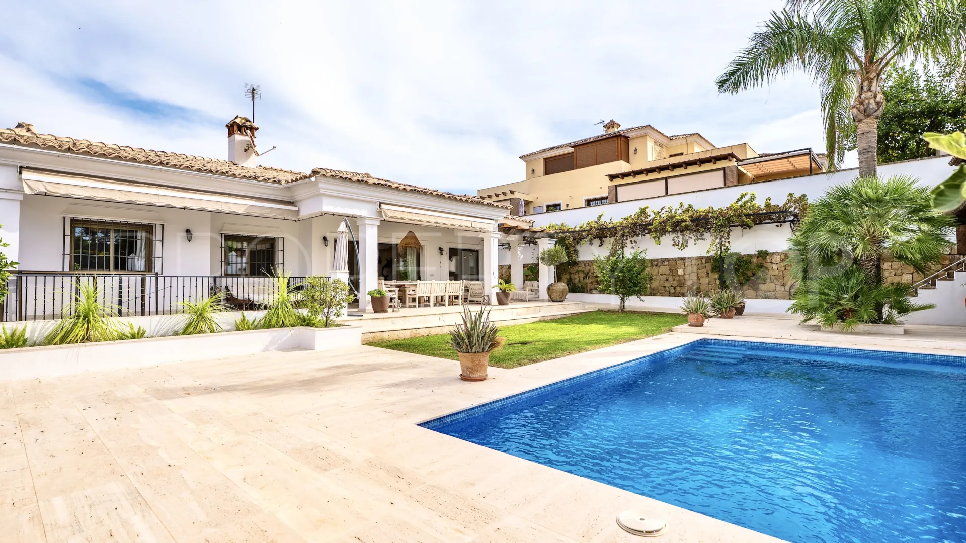 Comprar villa con 5 dormitorios en Marbella Este