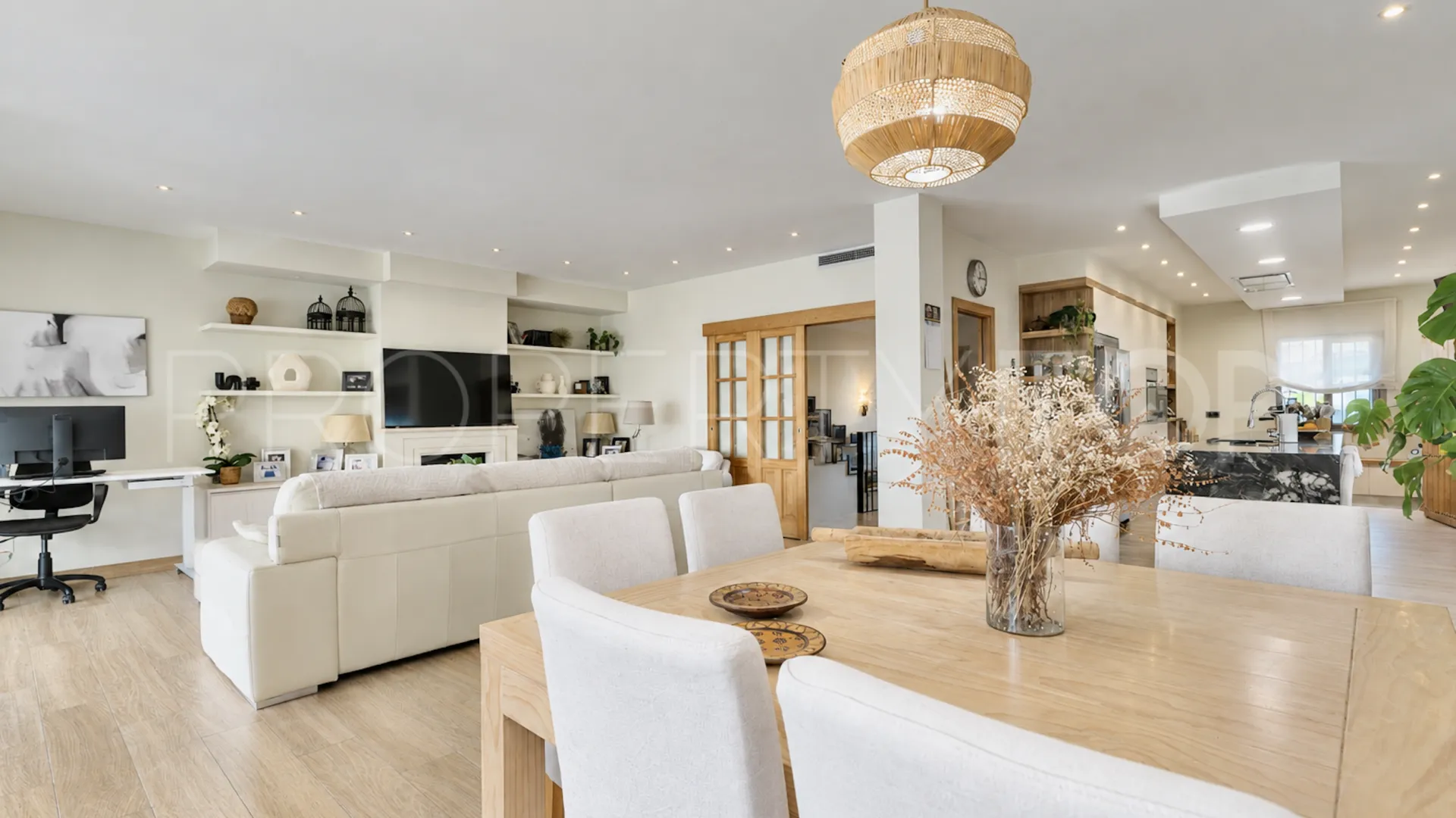 Comprar villa con 5 dormitorios en Marbella Este