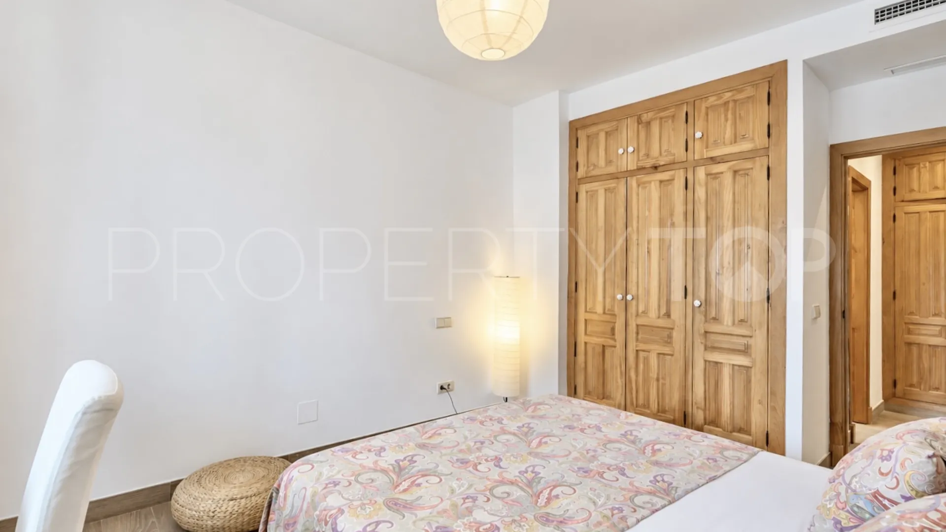 Comprar villa con 5 dormitorios en Marbella Este