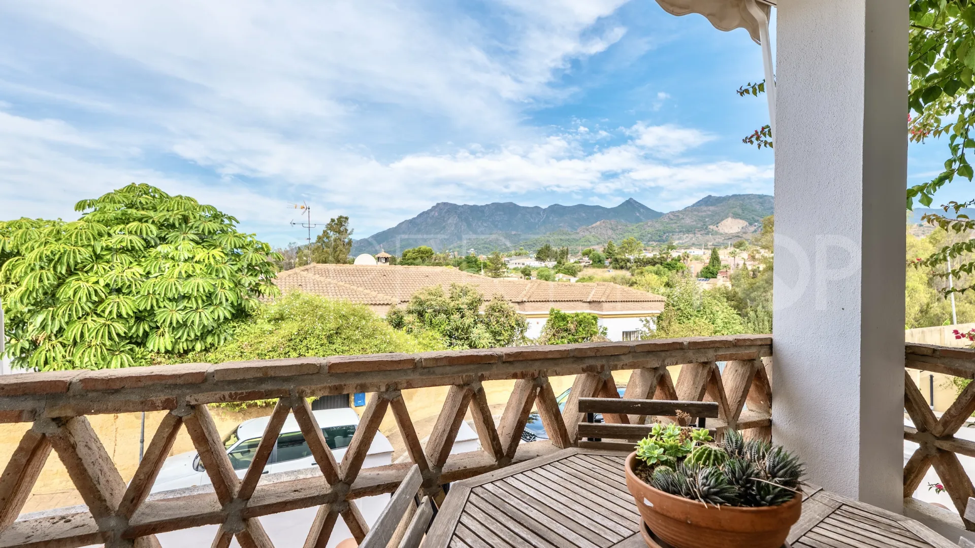 Comprar villa con 5 dormitorios en Marbella Este