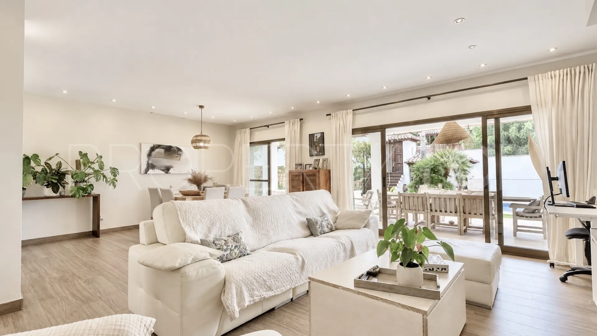 Comprar villa con 5 dormitorios en Marbella Este
