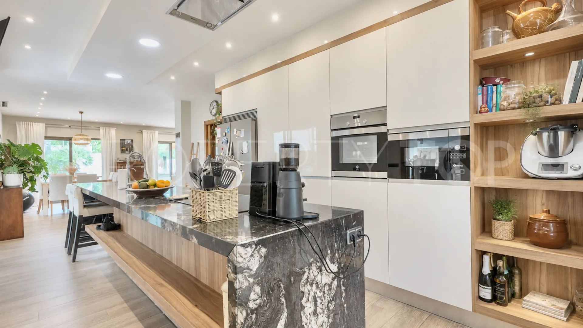 Comprar villa con 5 dormitorios en Marbella Este
