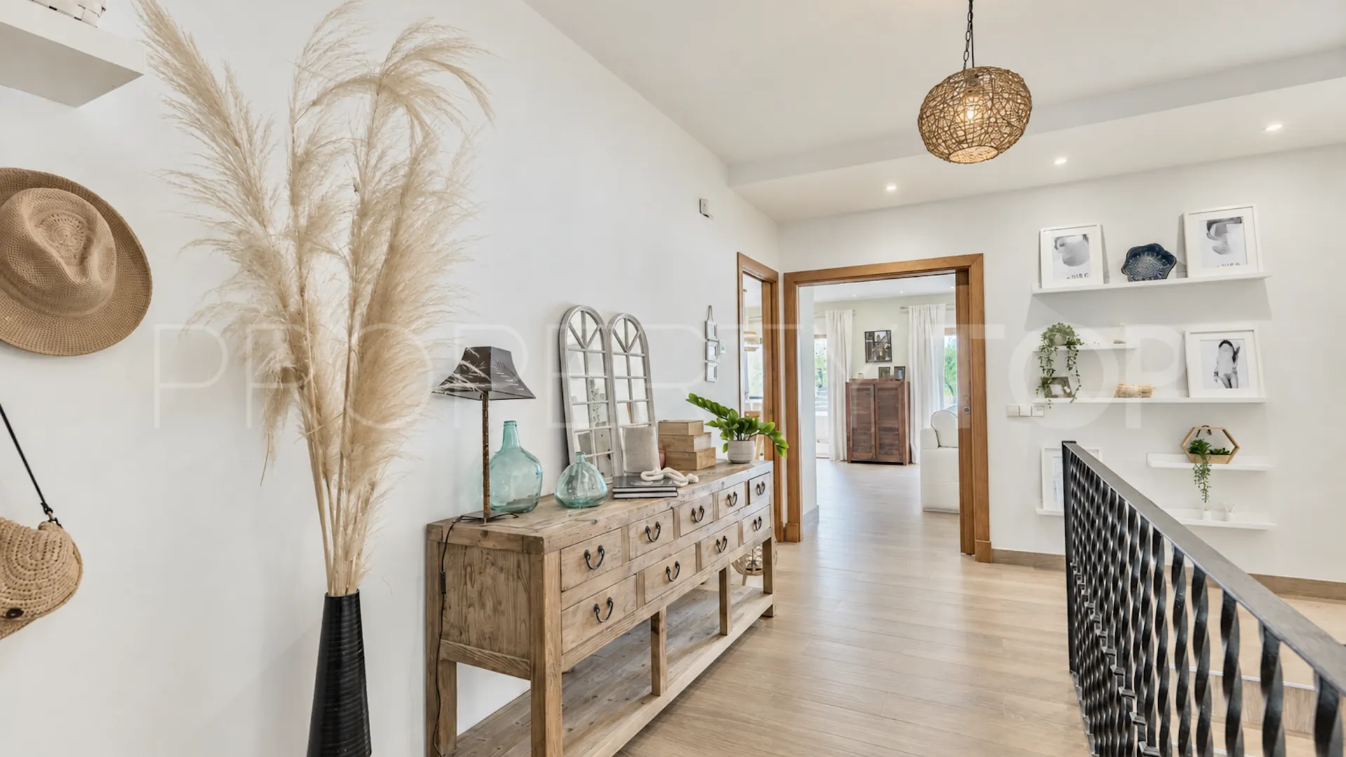 Comprar villa con 5 dormitorios en Marbella Este