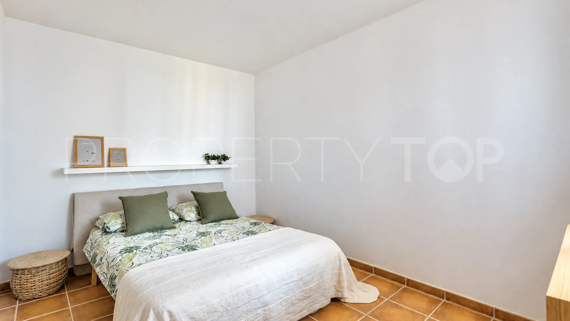 Comprar villa con 5 dormitorios en Marbella Este
