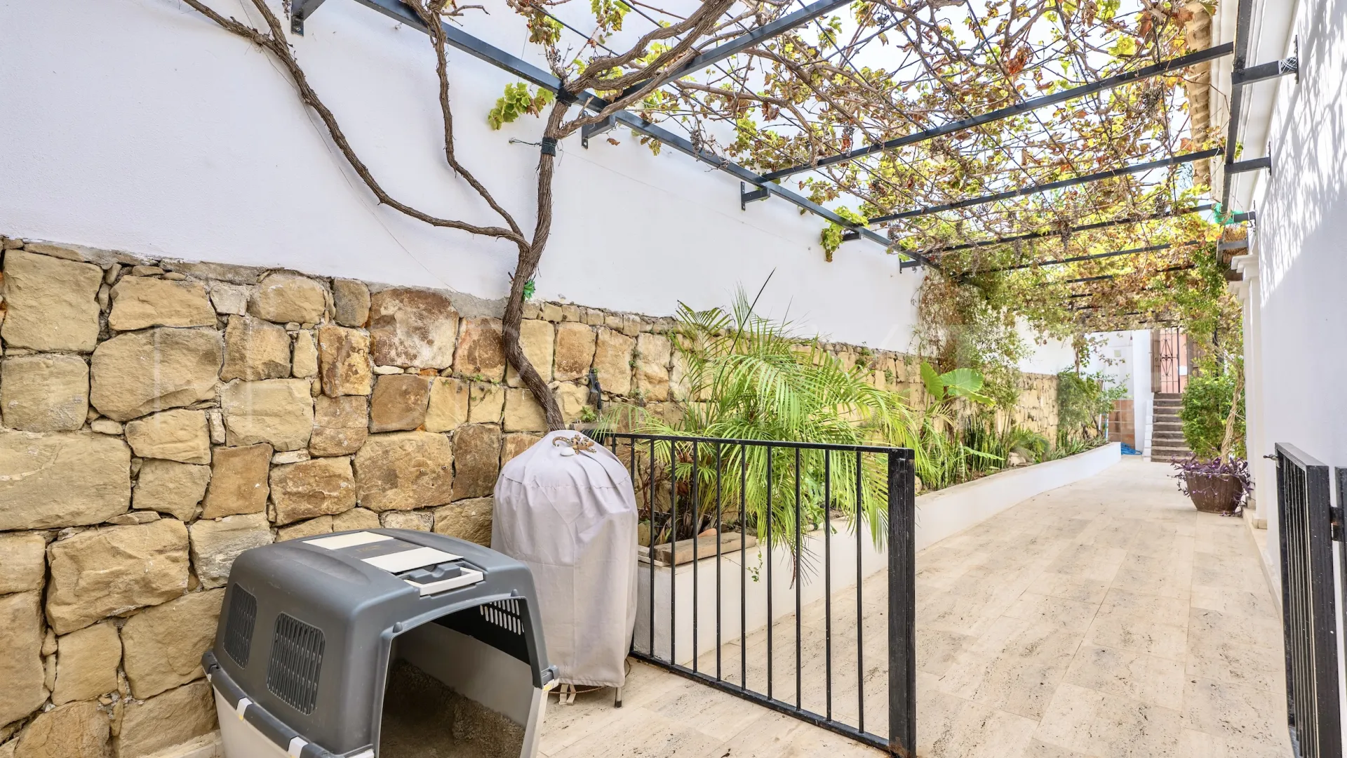 Comprar villa con 5 dormitorios en Marbella Este