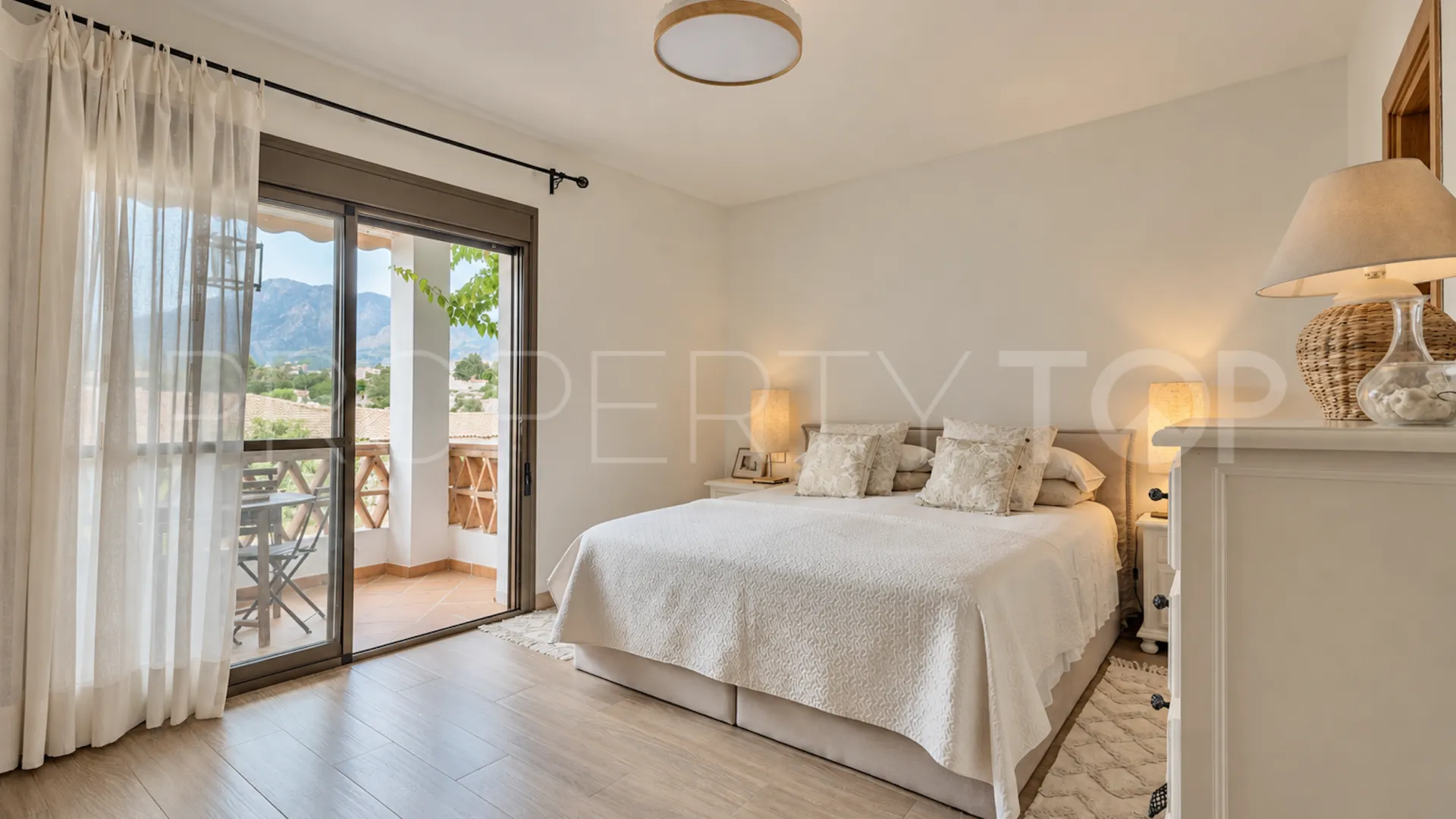 Comprar villa con 5 dormitorios en Marbella Este